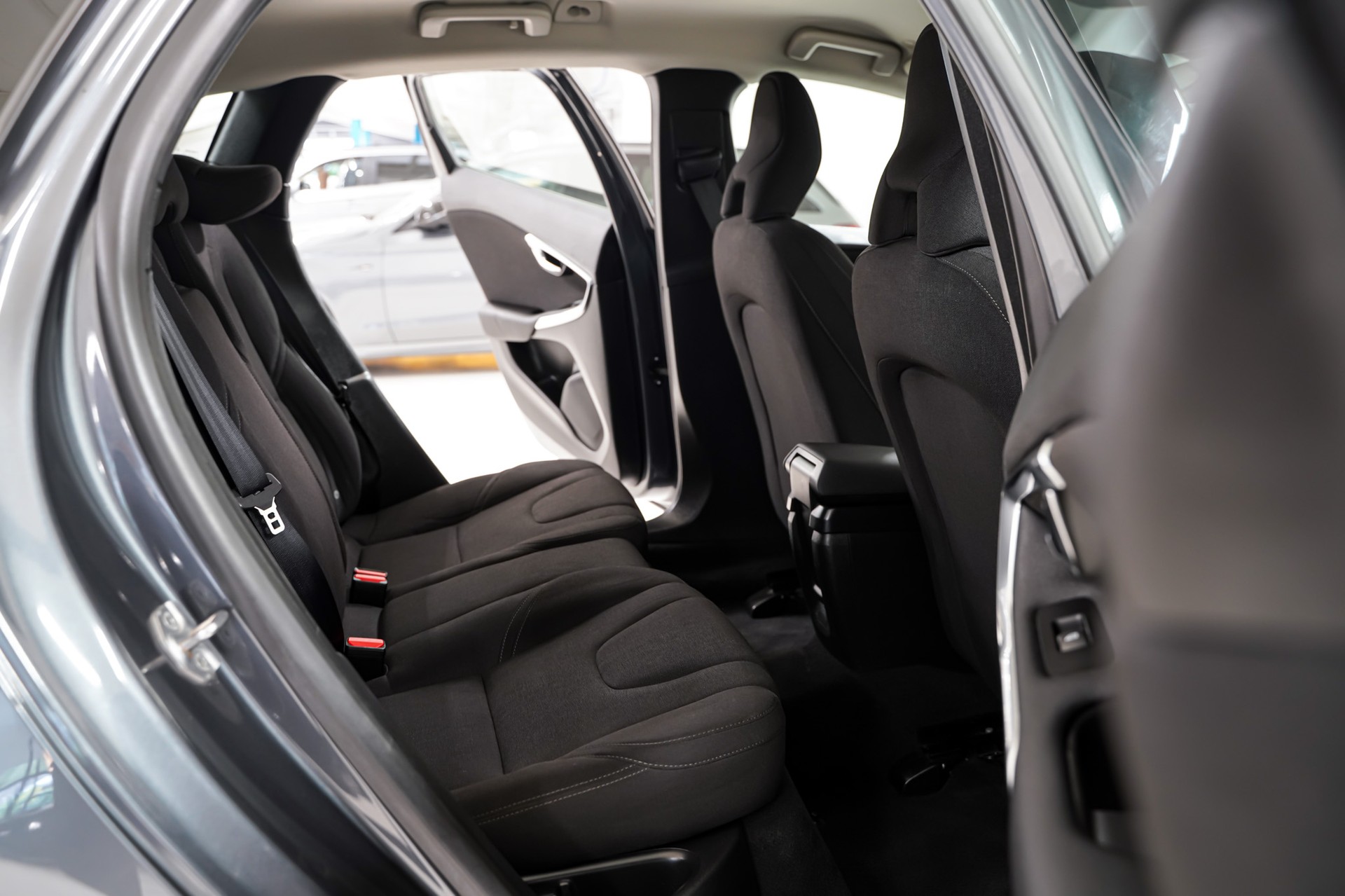 VOLVO V40 Cross Country D2 Momentum-image-11