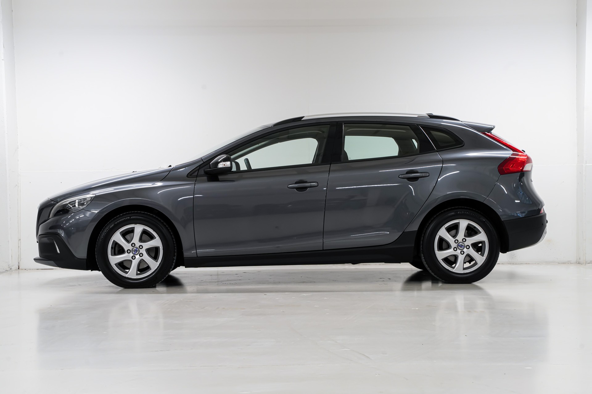 VOLVO V40 Cross Country D2 Momentum-showroom-element-3