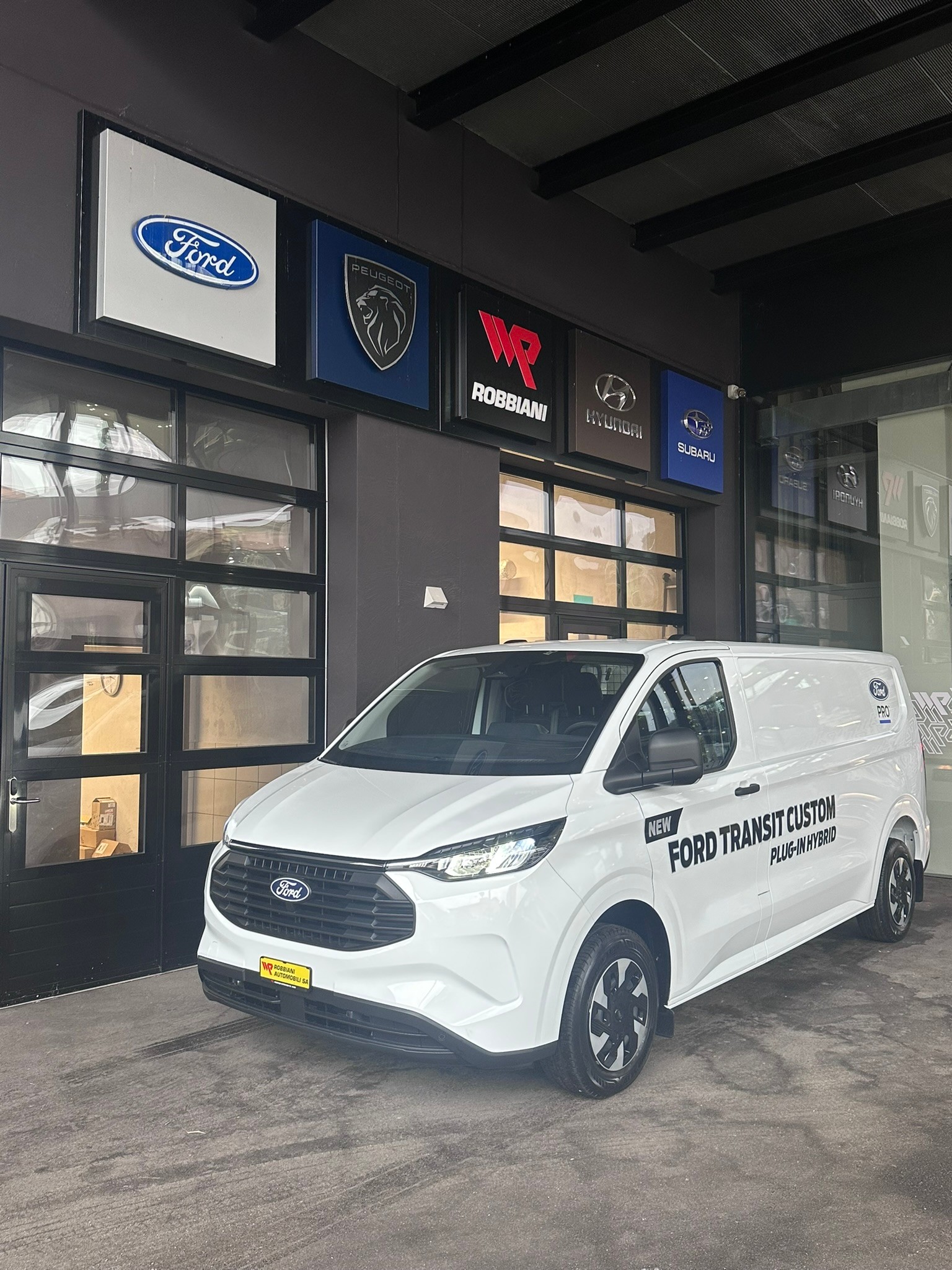 FORD Transit Custom Van PHEV 320 L2H1 Trend Automat-showroom-element-2