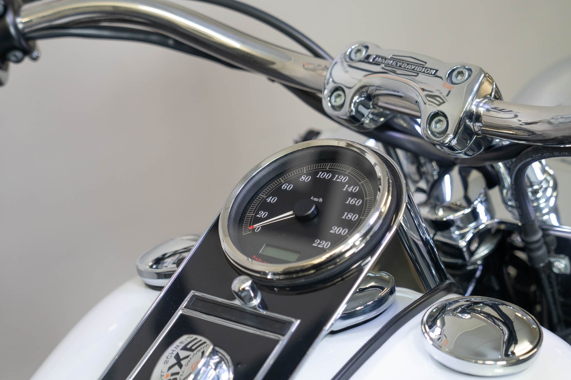HARLEY-DAVIDSON FLSTN Softail Deluxe-image-9