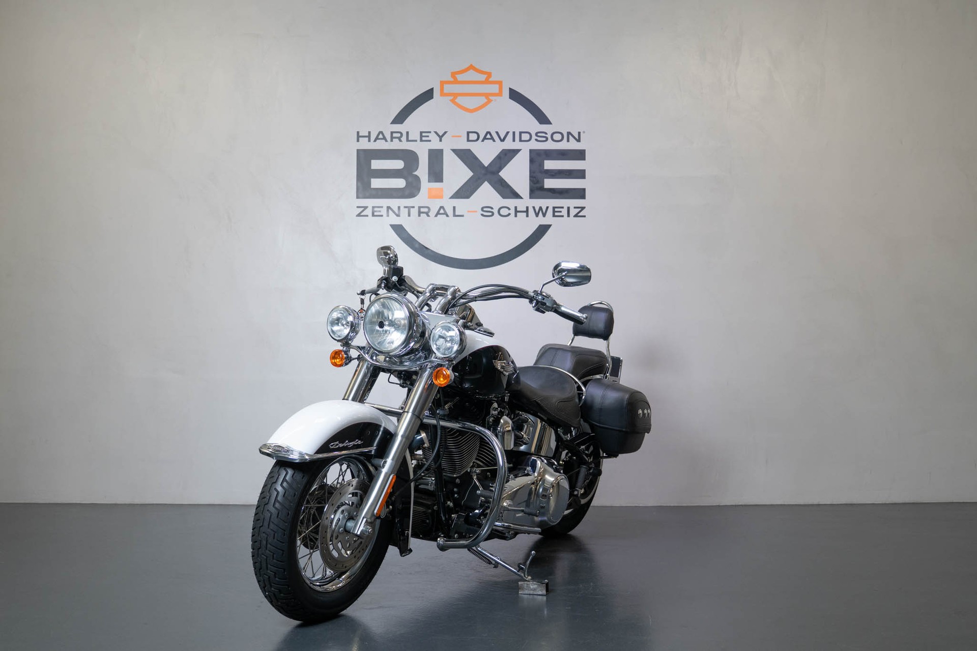 HARLEY-DAVIDSON FLSTN Softail Deluxe-image-2