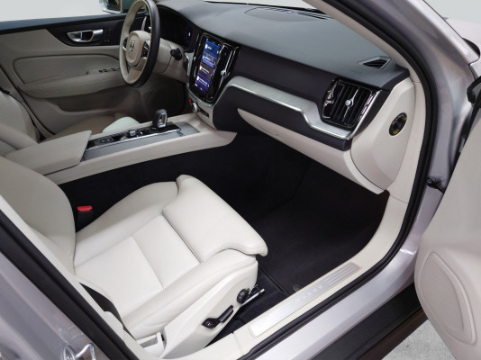 VOLVO V60 CC B4 Plus AWD-image-6