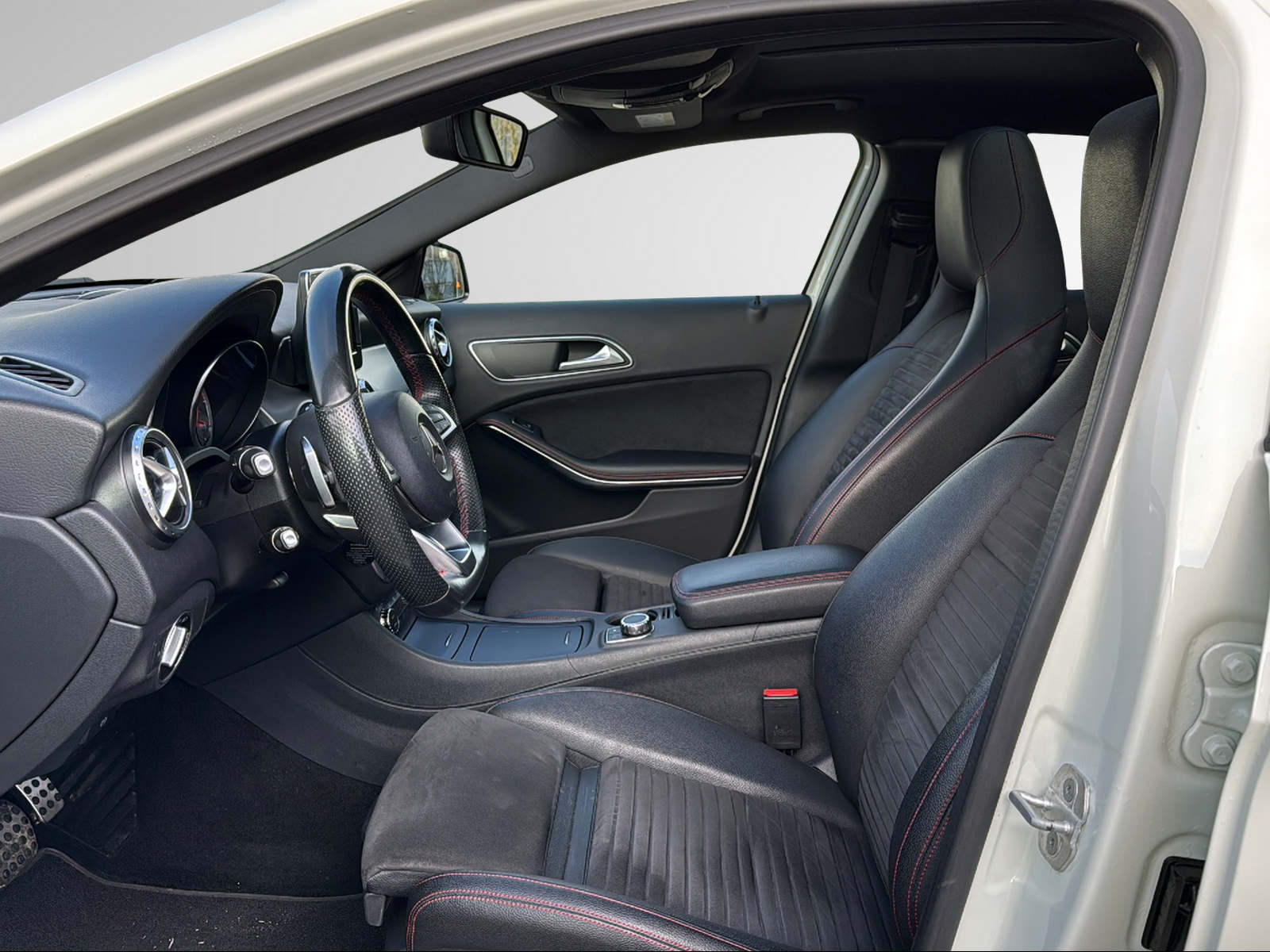 MERCEDES-BENZ GLA 220 d AMG Line 4Matic 7G-DCT-image-13