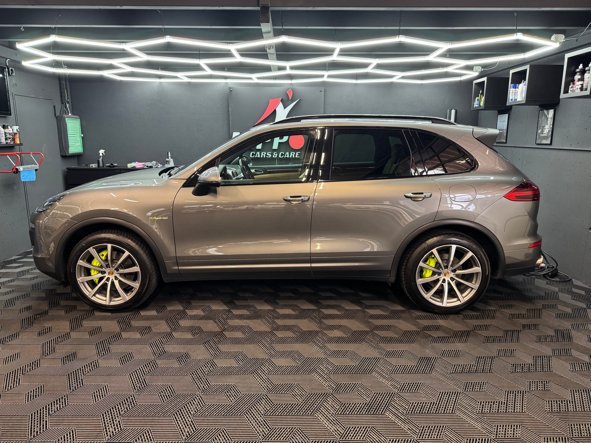 PORSCHE Cayenne S E-Hybrid-showroom-element-3