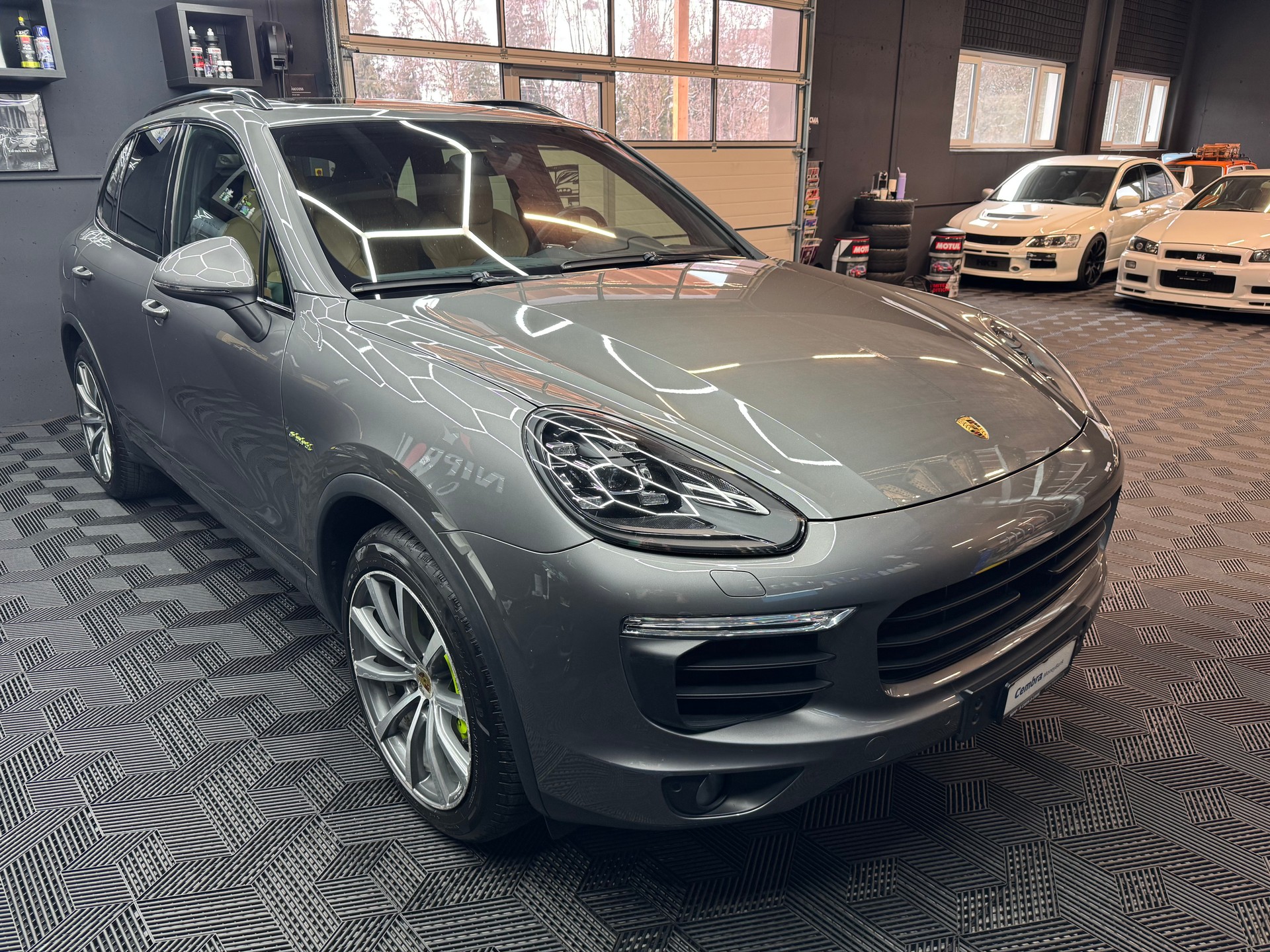 PORSCHE Cayenne S E-Hybrid-showroom-element-1
