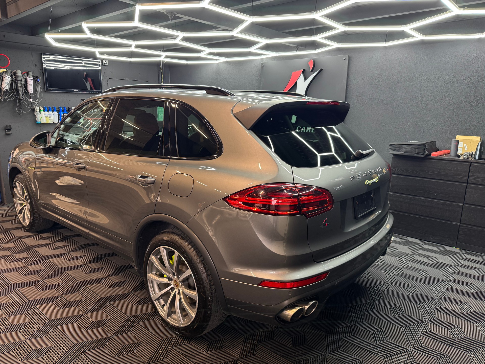 PORSCHE Cayenne S E-Hybrid-image-4