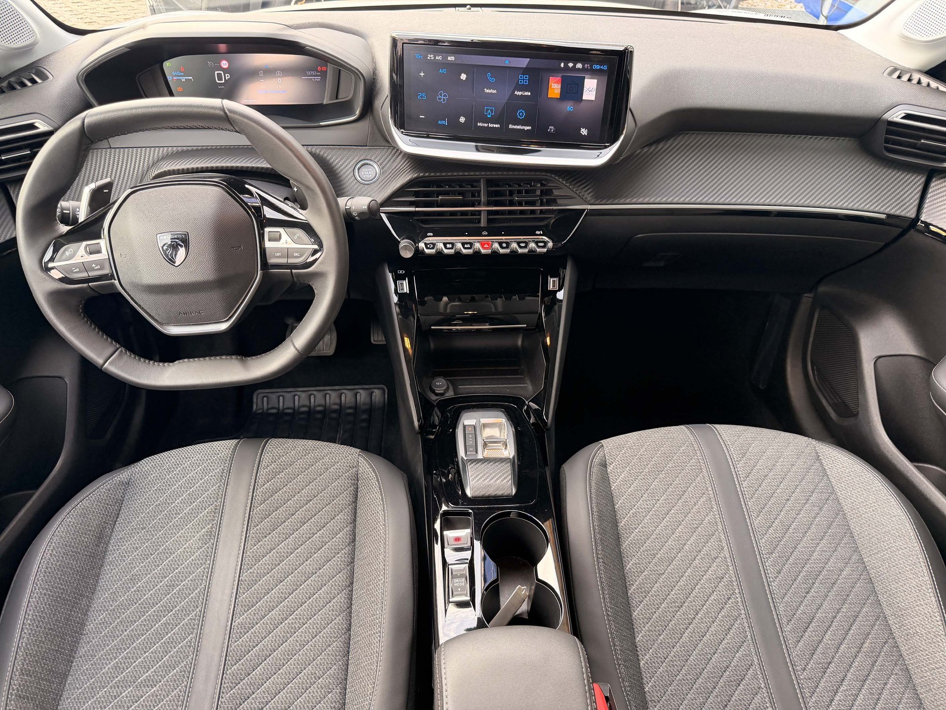 PEUGEOT 208 1.2 Hybrid 145 Allure 5 Jahre Garantie-image-9