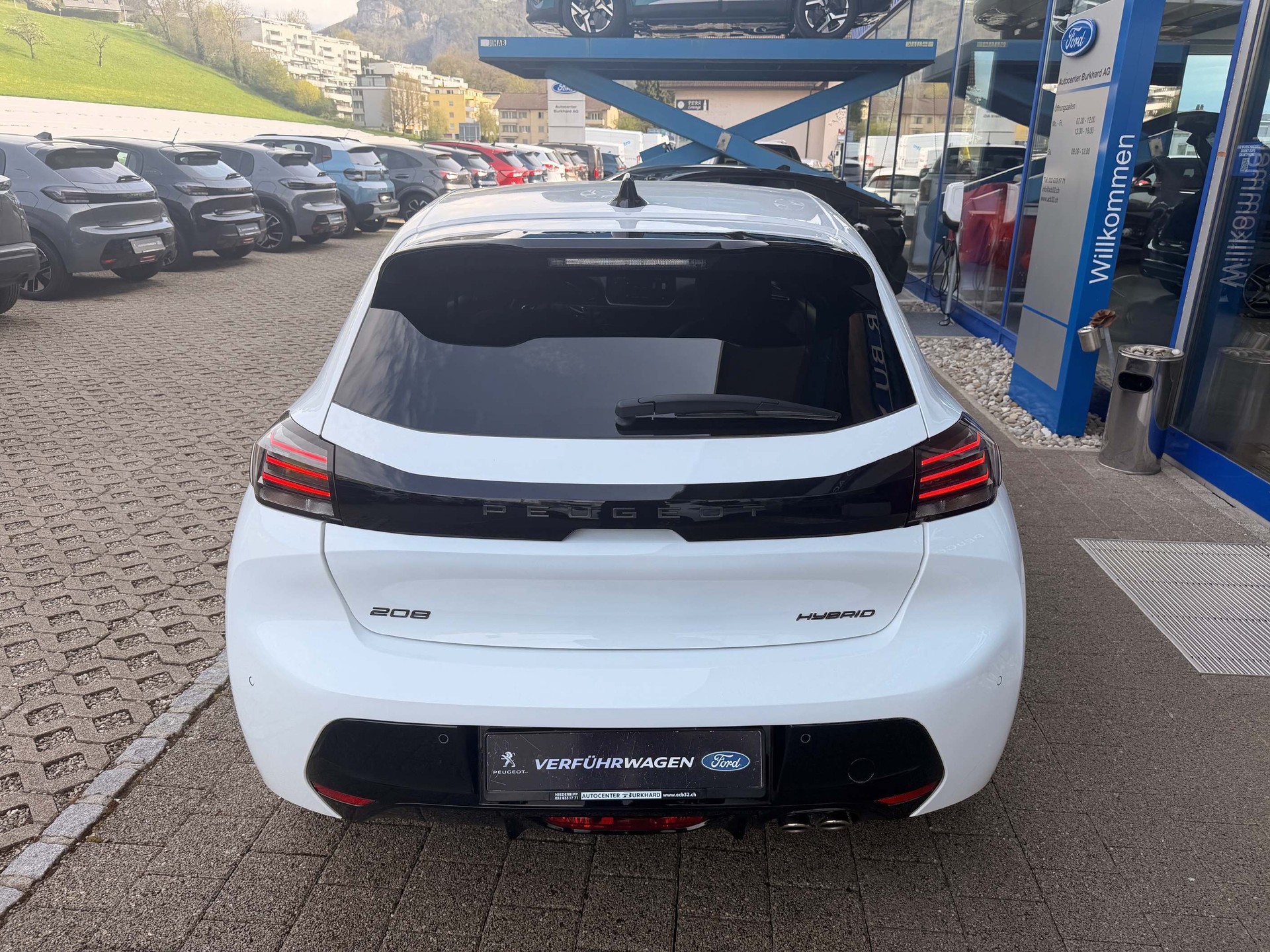 PEUGEOT 208 1.2 Hybrid 145 Allure 5 Jahre Garantie-image-5