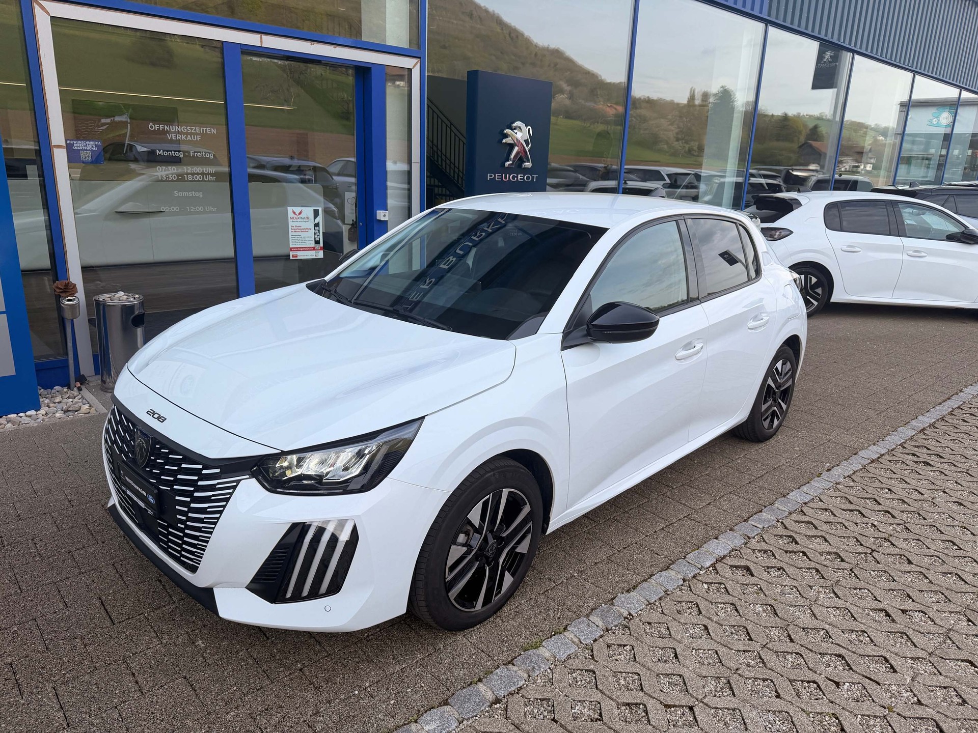 PEUGEOT 208 1.2 Hybrid 145 Allure 5 Jahre Garantie-showroom-element-1