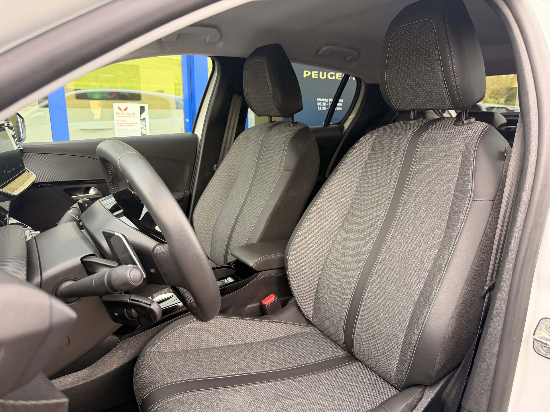 PEUGEOT 208 1.2 Hybrid 145 Allure 5 Jahre Garantie-image-12