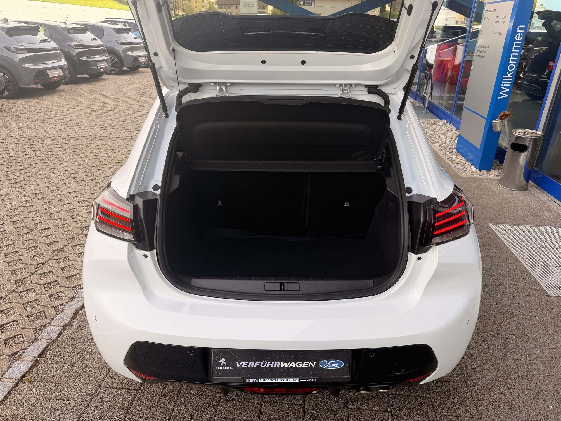 PEUGEOT 208 1.2 Hybrid 145 Allure 5 Jahre Garantie-image-7