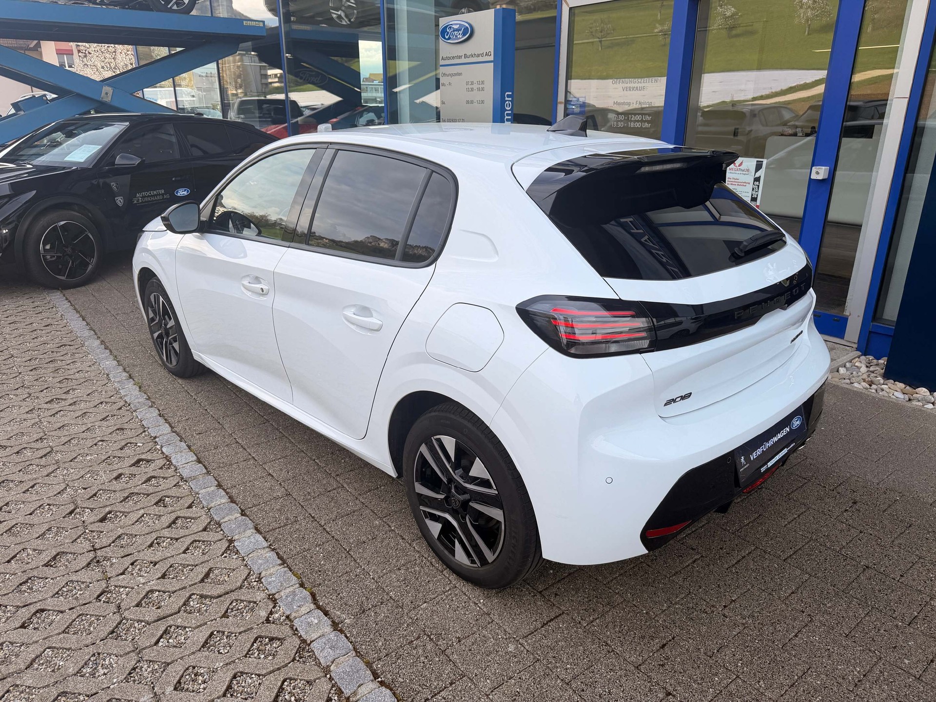 PEUGEOT 208 1.2 Hybrid 145 Allure 5 Jahre Garantie-image-6