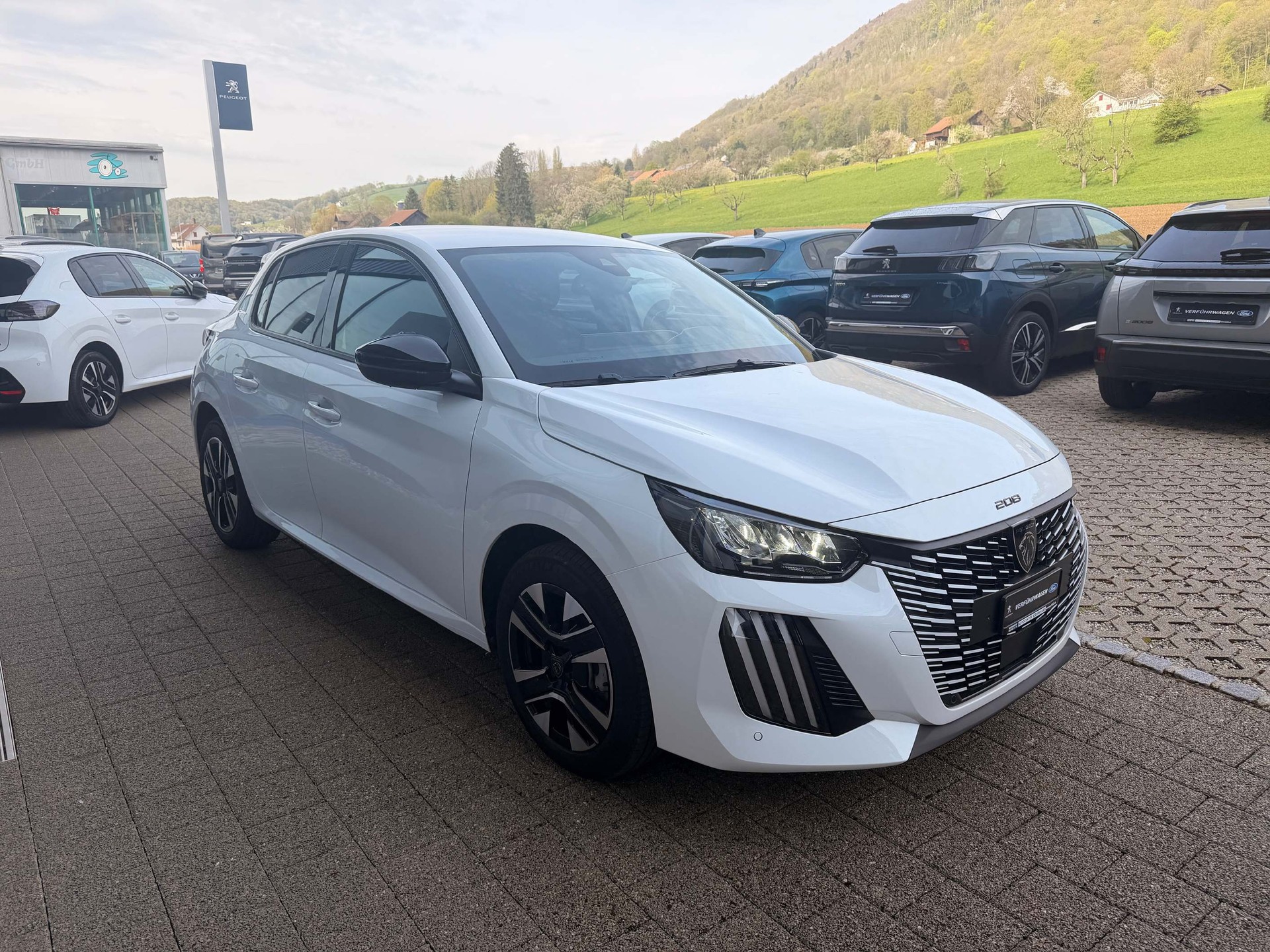 PEUGEOT 208 1.2 Hybrid 145 Allure 5 Jahre Garantie-showroom-element-3