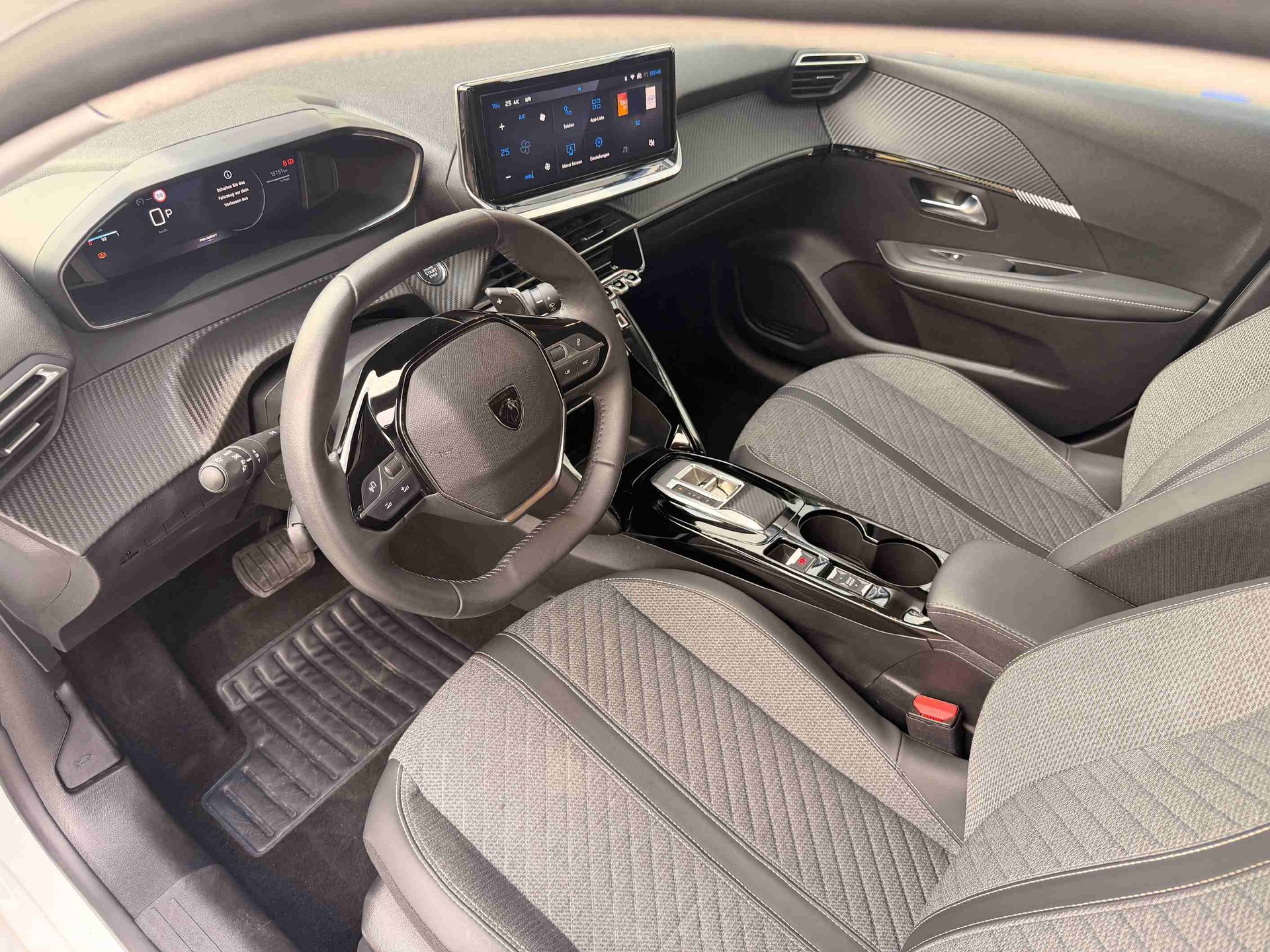 PEUGEOT 208 1.2 Hybrid 145 Allure 5 Jahre Garantie-image-11