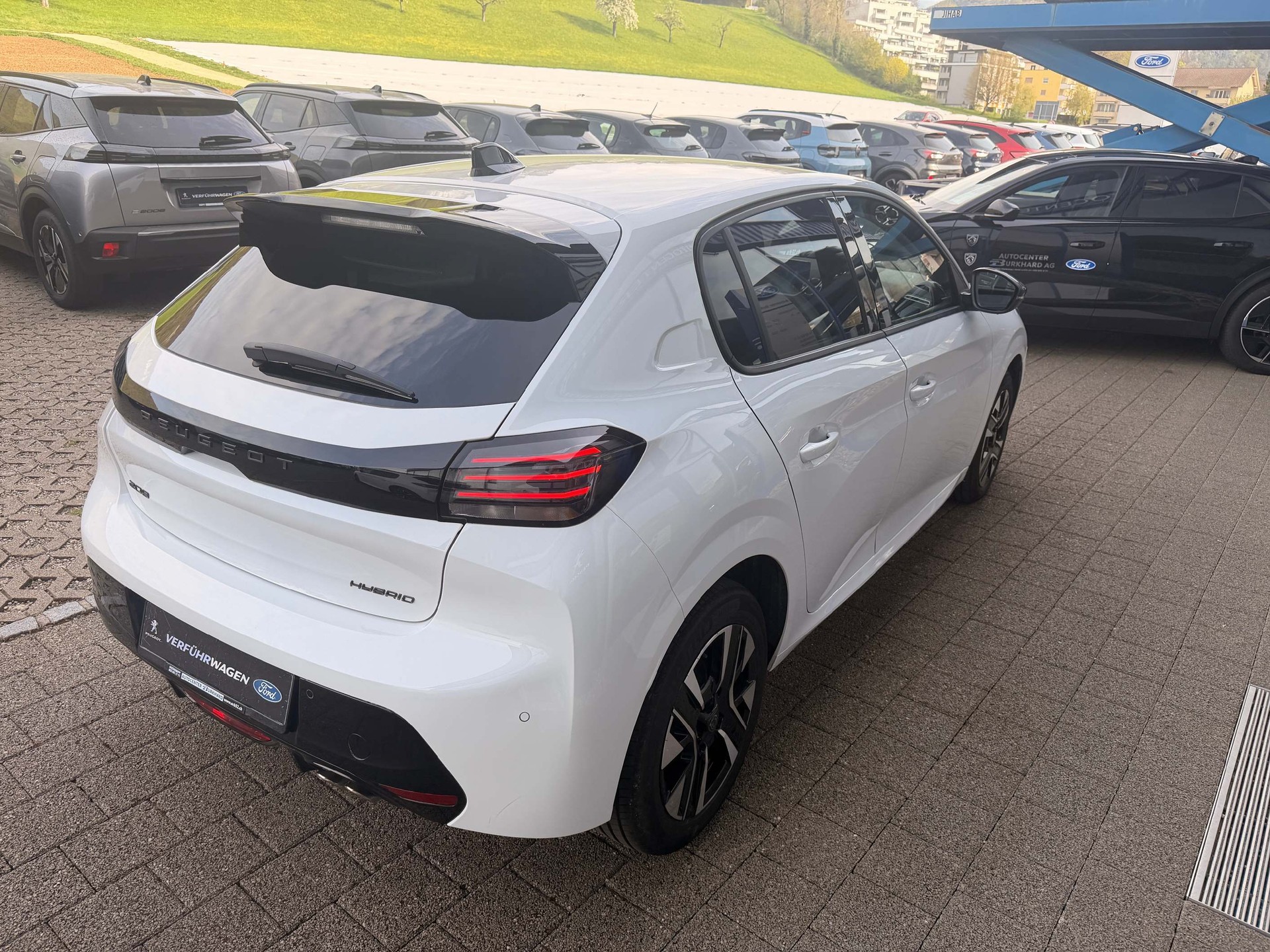 PEUGEOT 208 1.2 Hybrid 145 Allure 5 Jahre Garantie-image-4