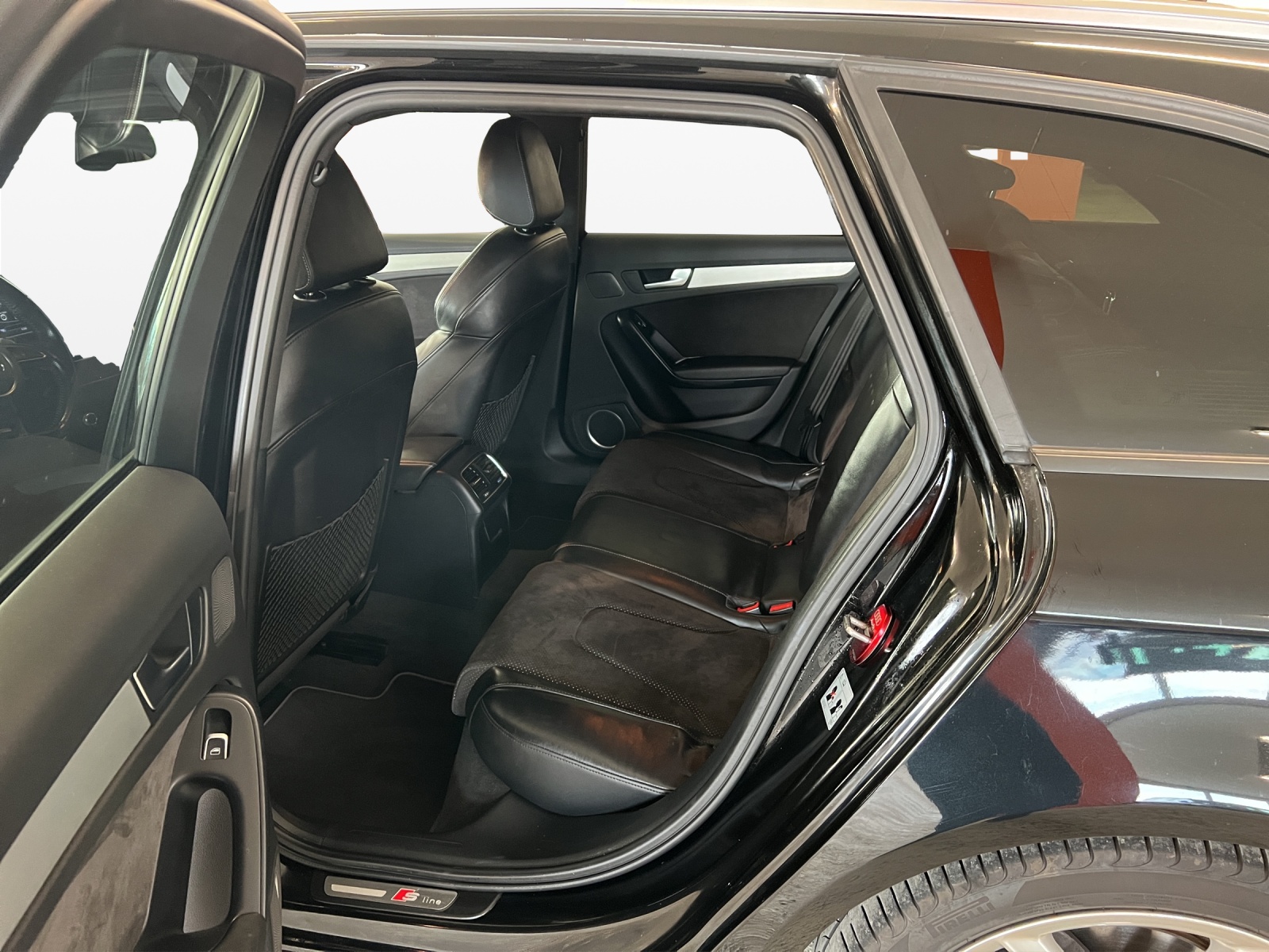 AUDI A4 Avant 2.0 TDI quattro S-tronic-image-11