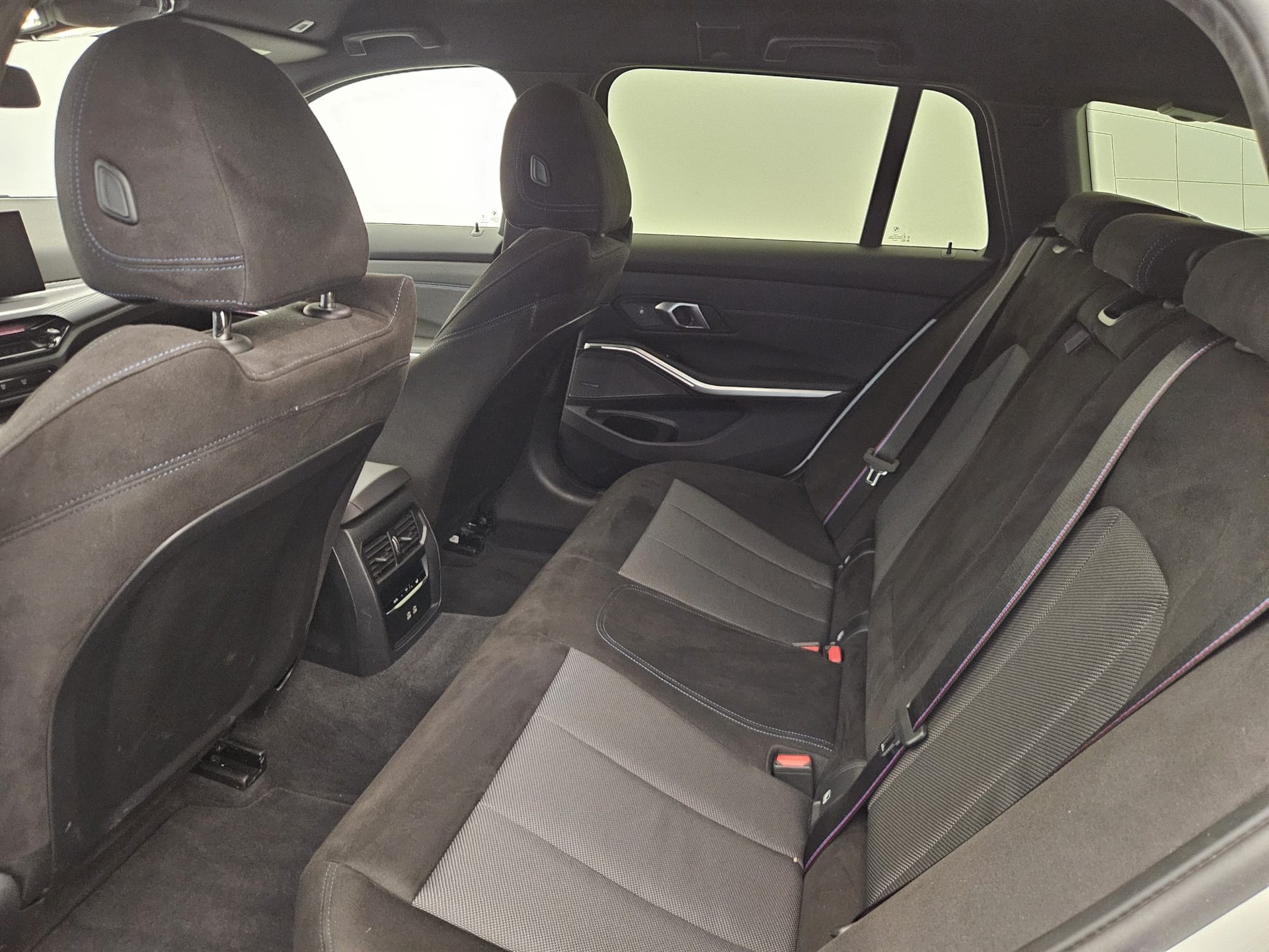 BMW 330d xDrive 48V Touring Steptronic M Sport Pro-image-12