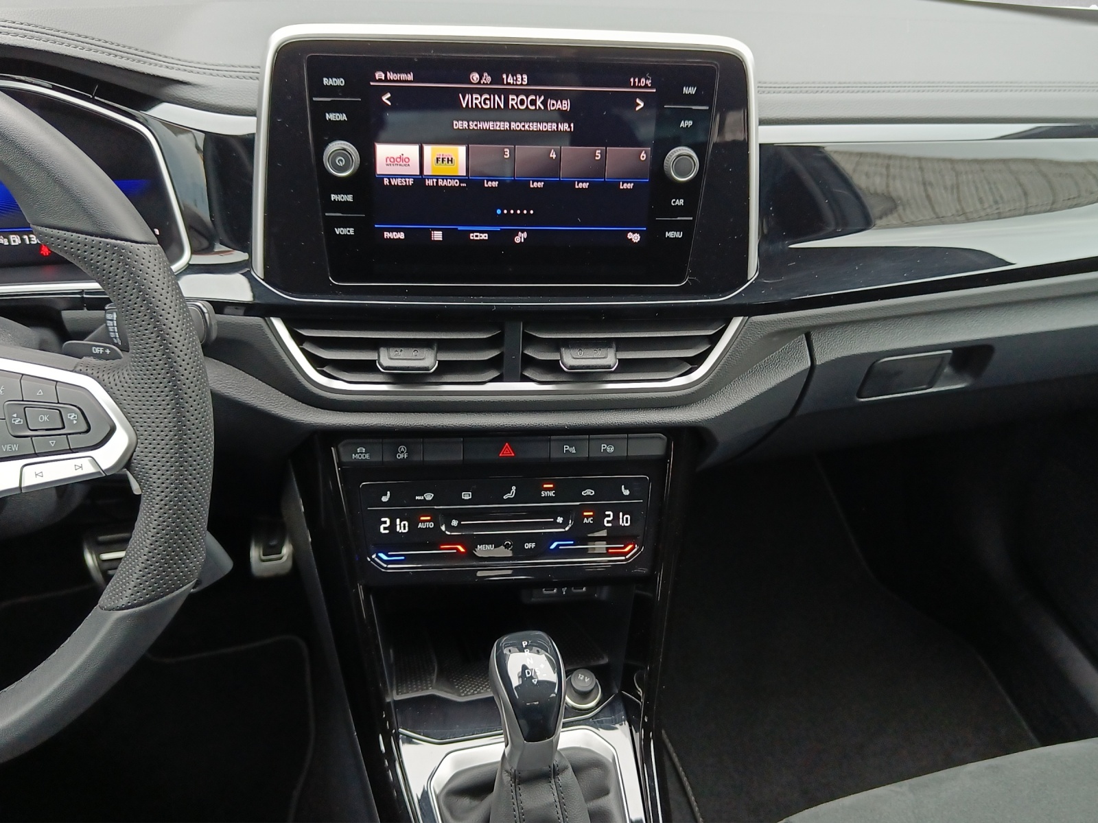 VW T-Roc 1.5 TSI EVO R-Line DSG*AHK*IQ Light*Kamera*-image-12