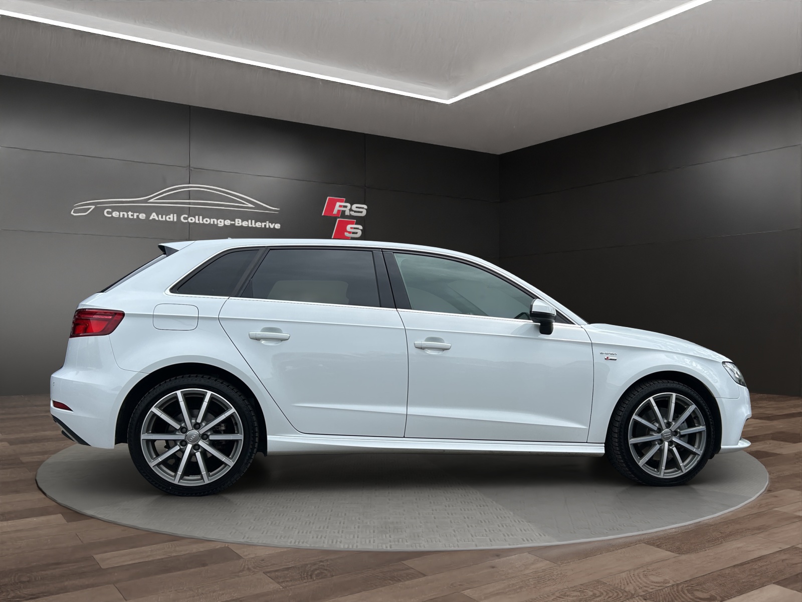 AUDI A3 Sportback 1.4 e-tron Sport S-tronic-image-5