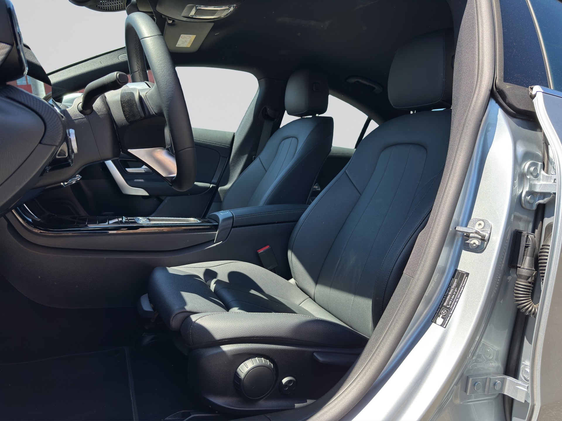 MERCEDES-BENZ CLA 180 d Progressive 8G-DCT-image-5