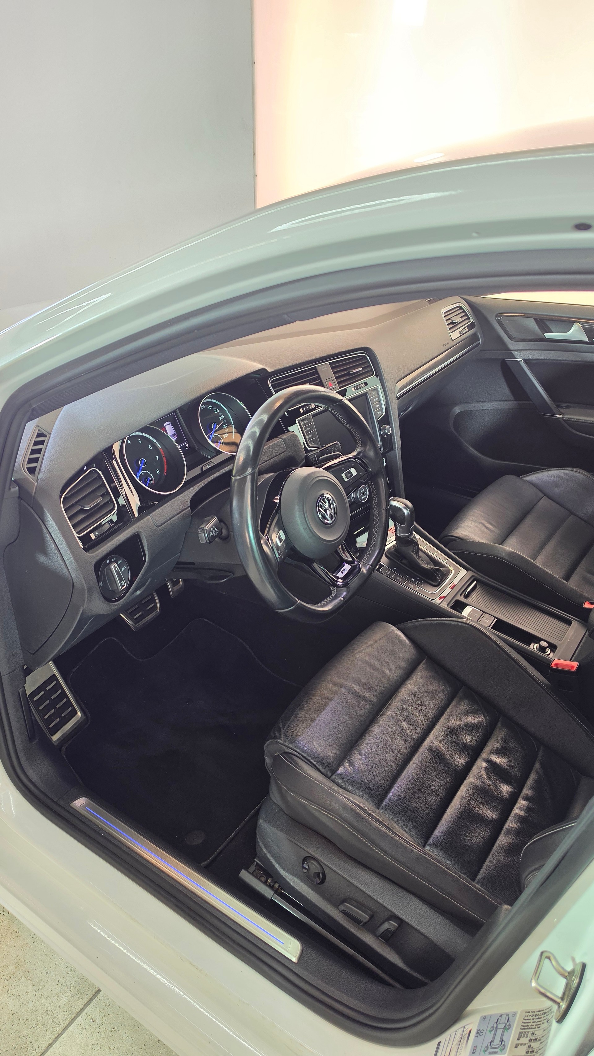 VW Golf 2.0 TSI R 4Motion DSG, Top Zustand, Schweizer Fahrzeug, Frisch ab MFK und Frisch ab Service, 8-FACH BEREIFT-image-7