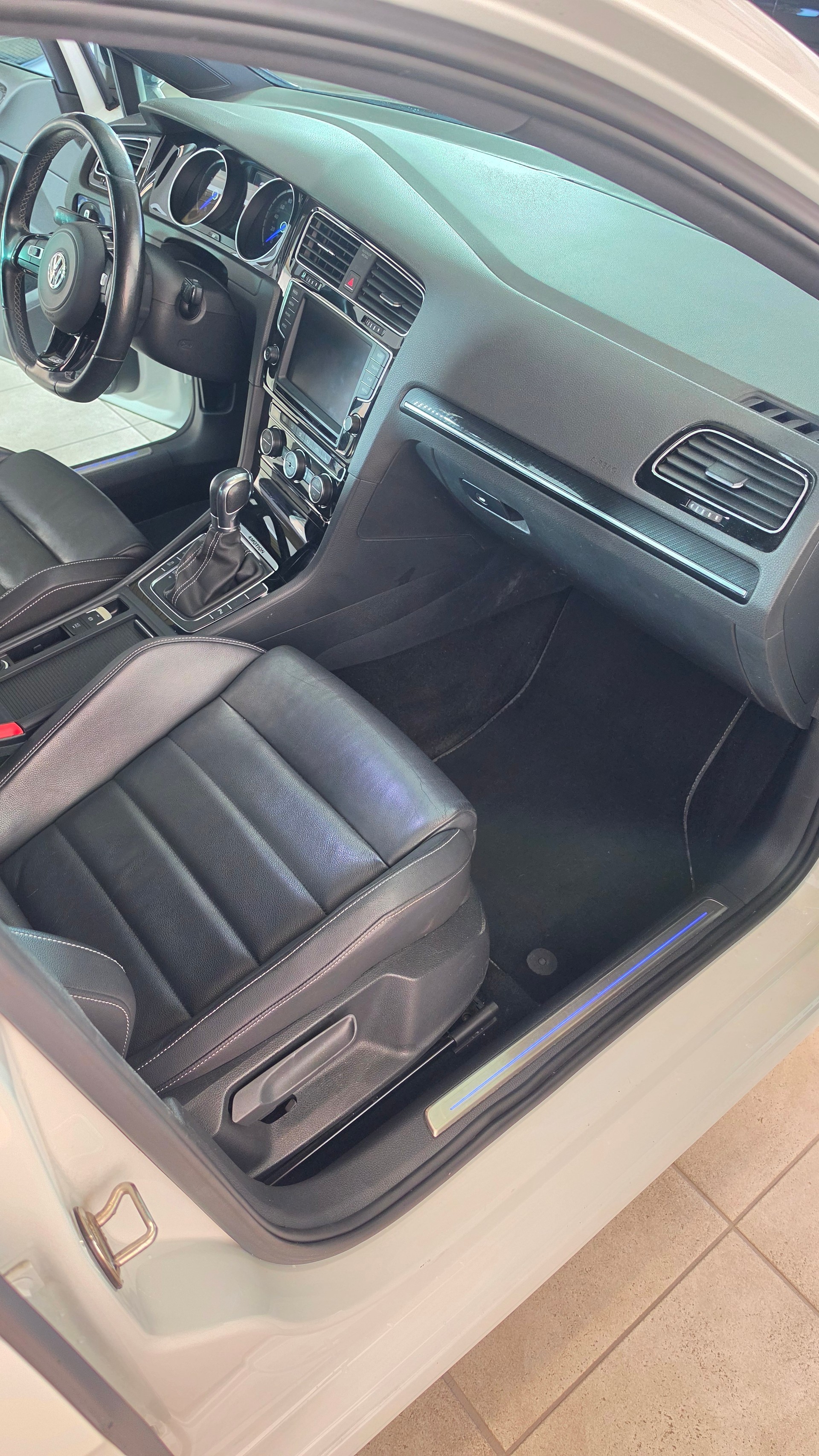 VW Golf 2.0 TSI R 4Motion DSG, Top Zustand, Schweizer Fahrzeug, Frisch ab MFK und Frisch ab Service, 8-FACH BEREIFT-image-8