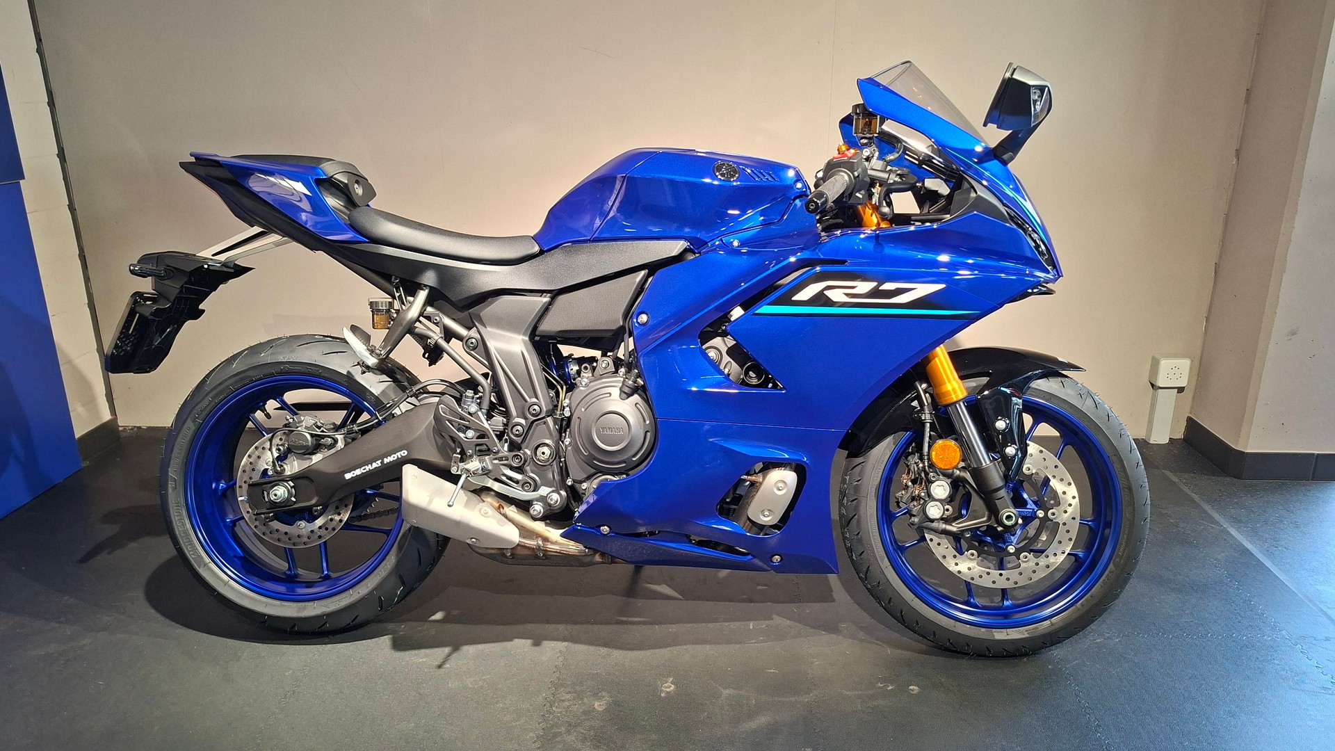 YAMAHA R7