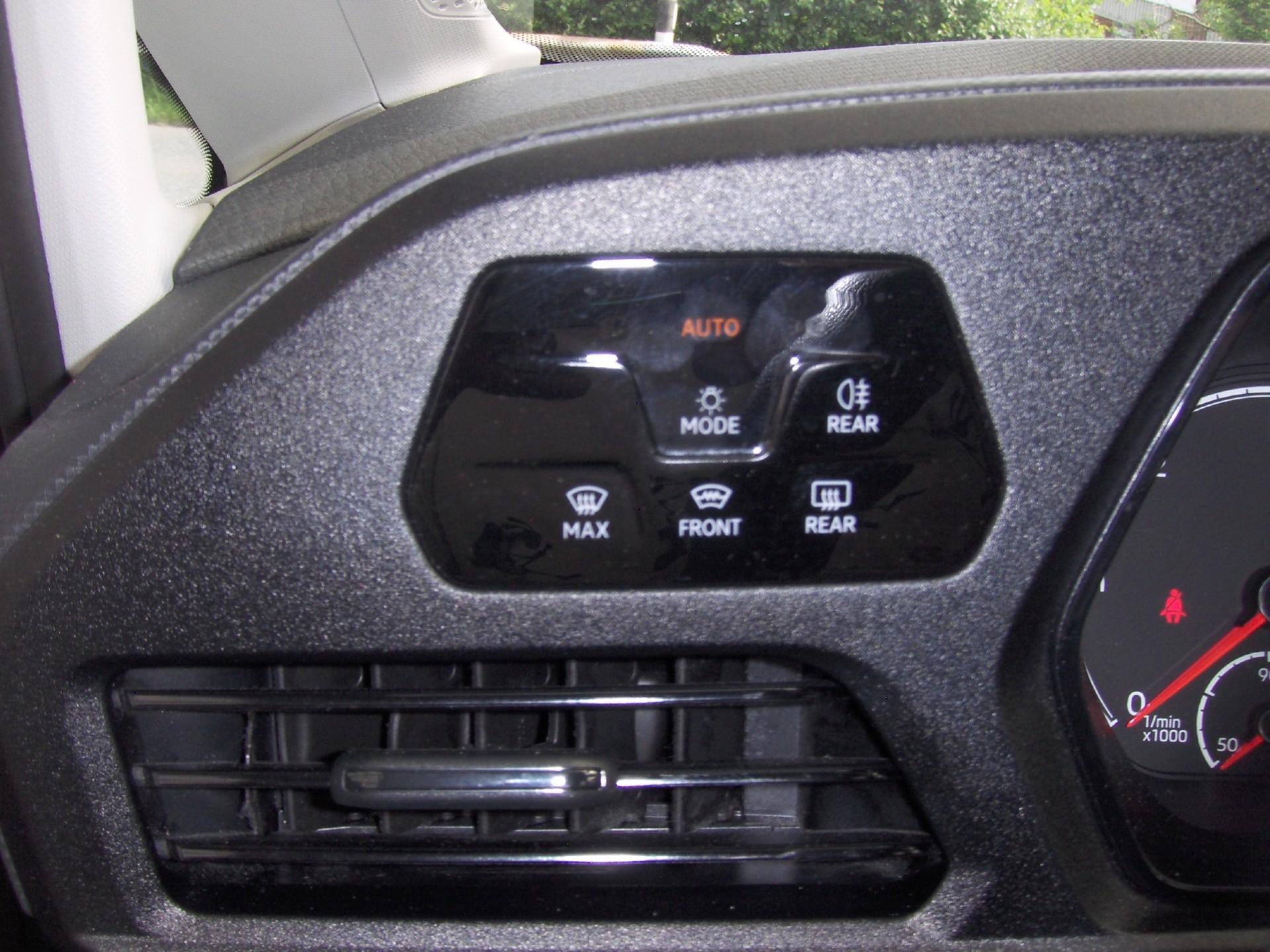 VW Caddy Maxi 2.0 TDI Life 4Motion-image-13