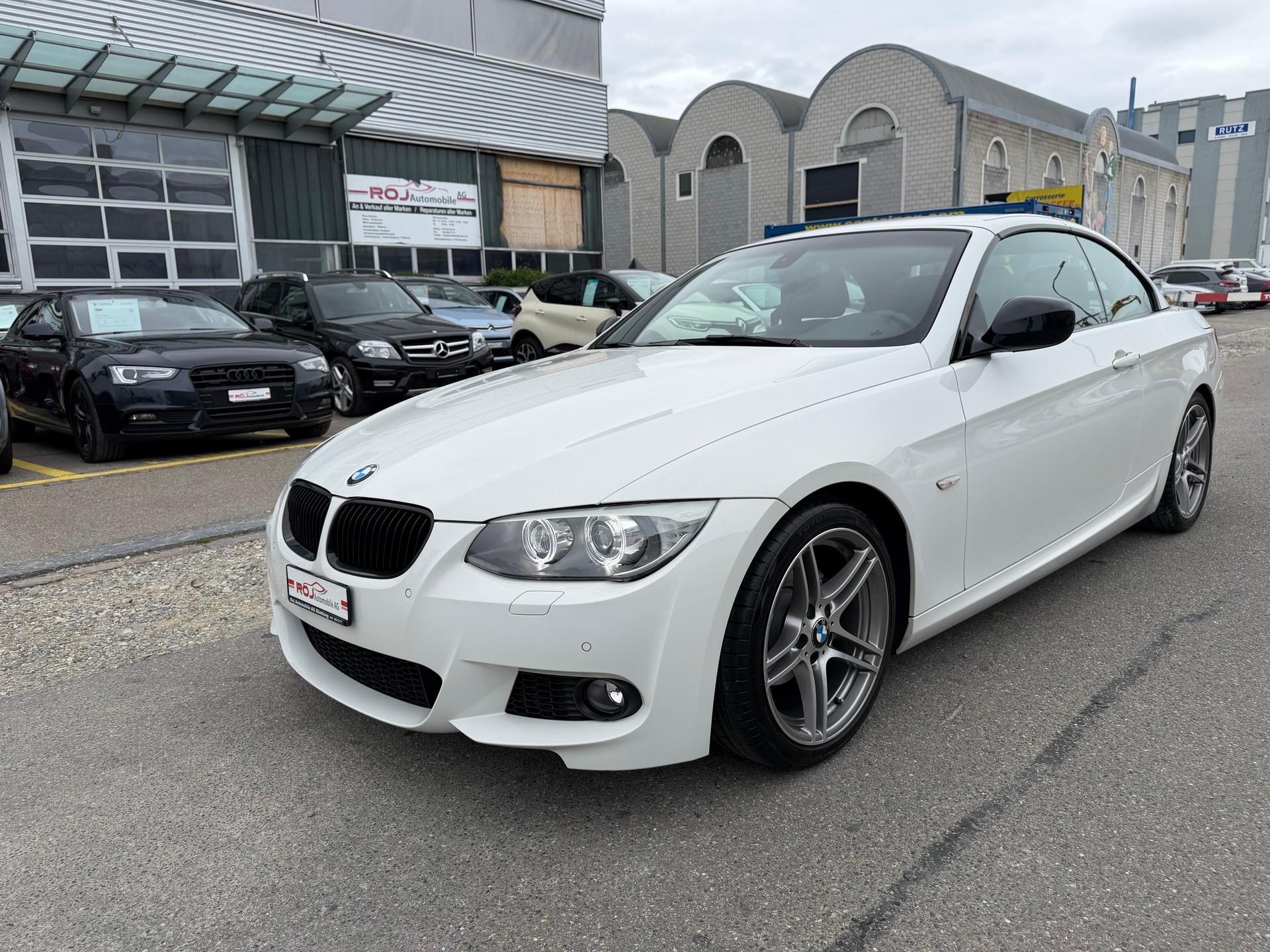 BMW 320i Cabriolet-showroom-element-1