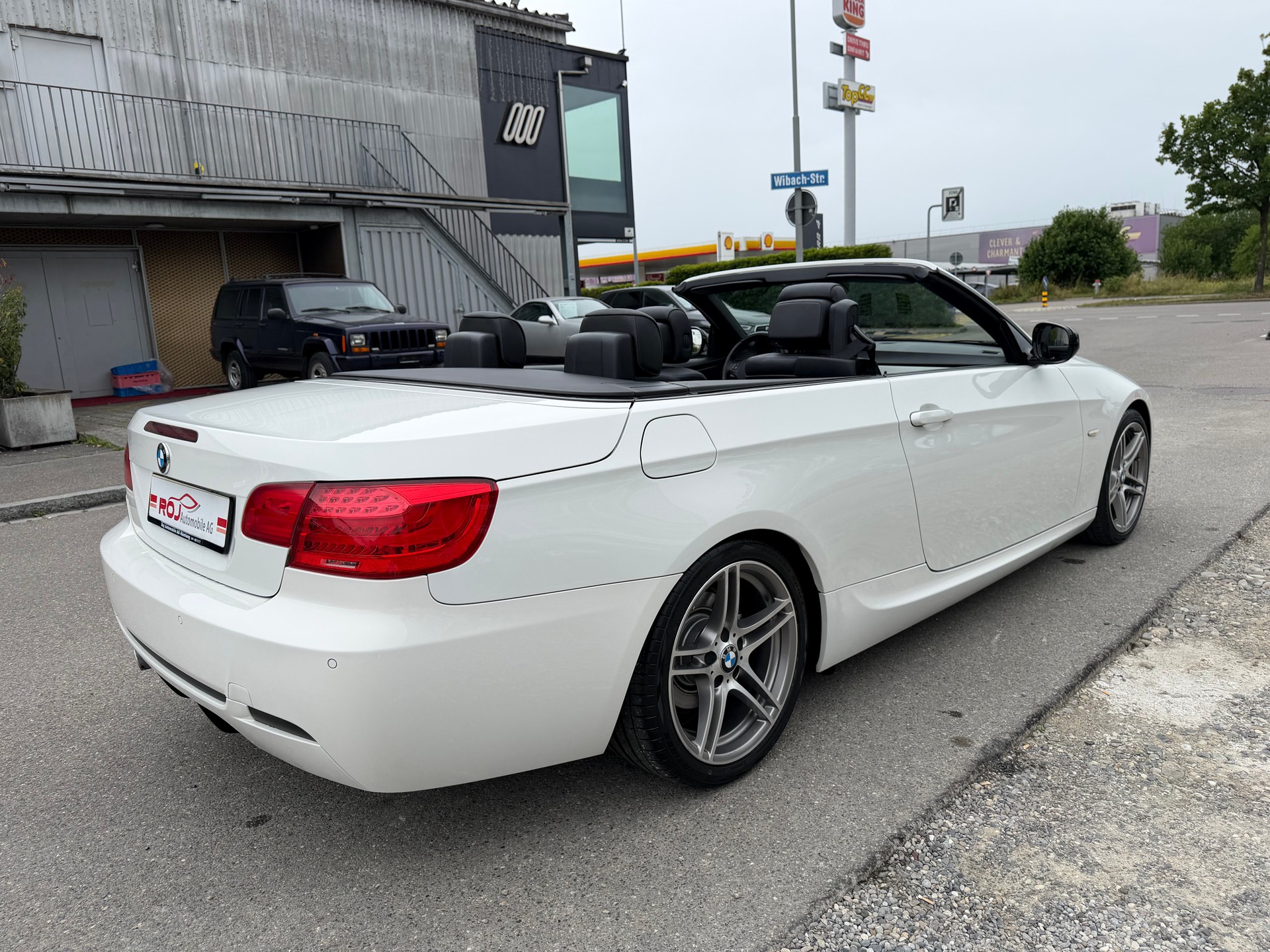 BMW 320i Cabriolet-image-9