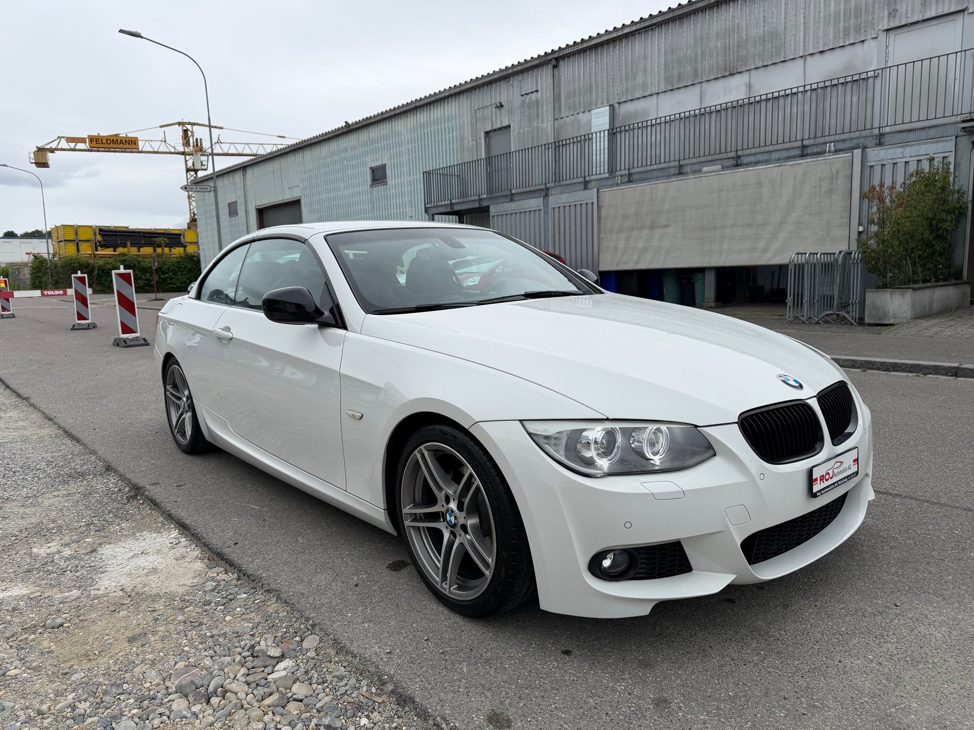 BMW 320i Cabriolet-showroom-element-3