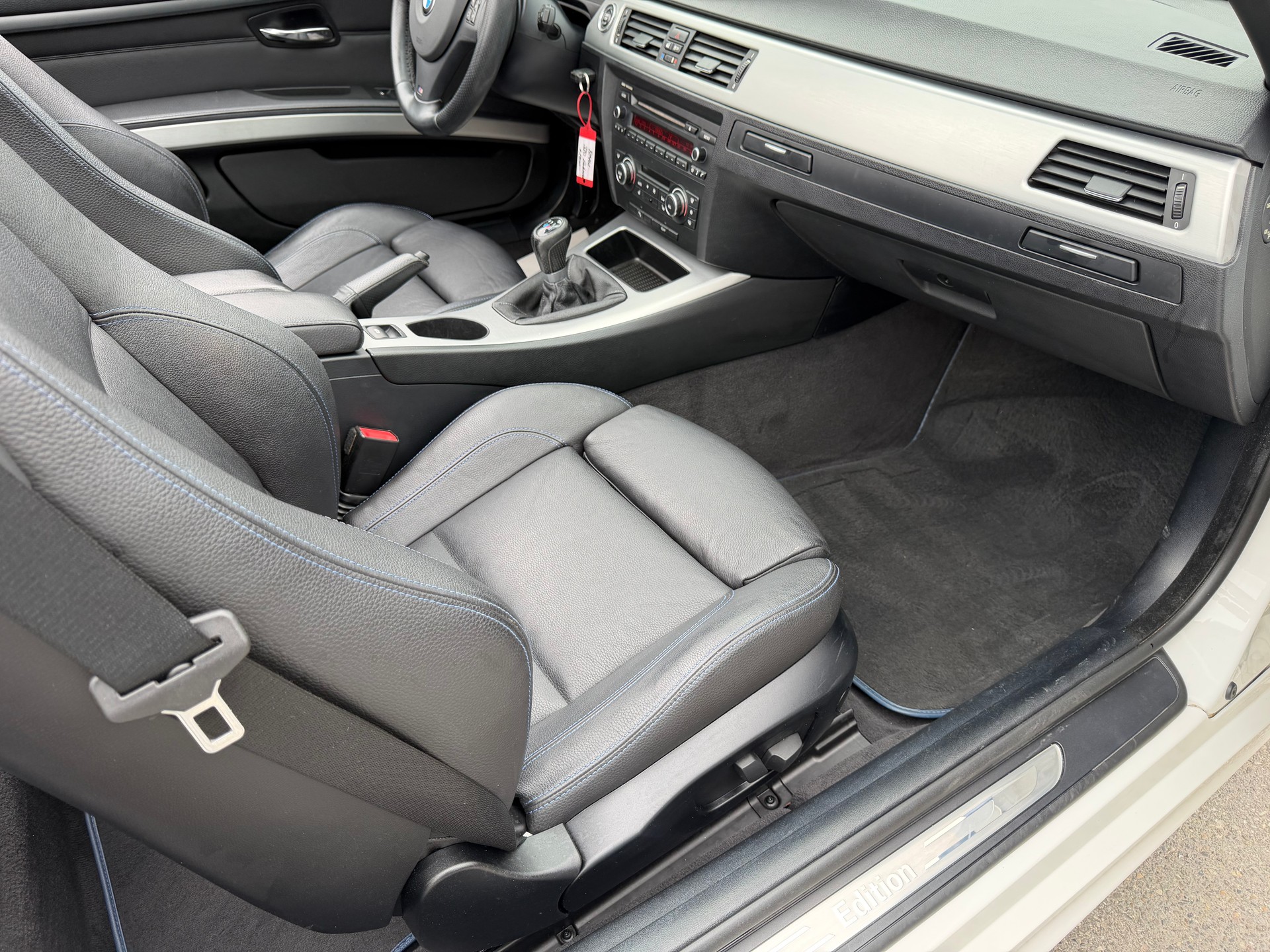 BMW 320i Cabriolet-image-17