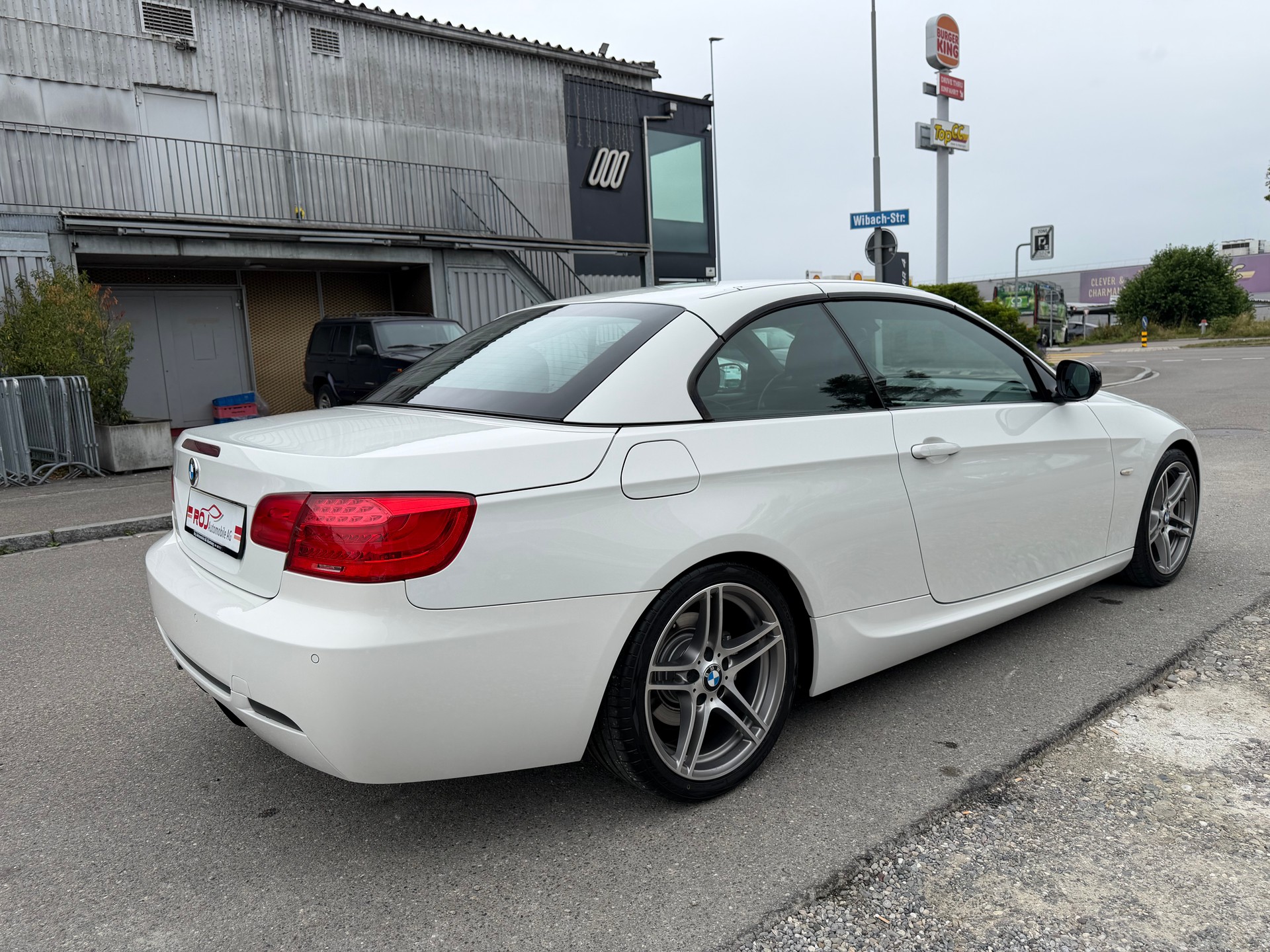 BMW 320i Cabriolet-image-4