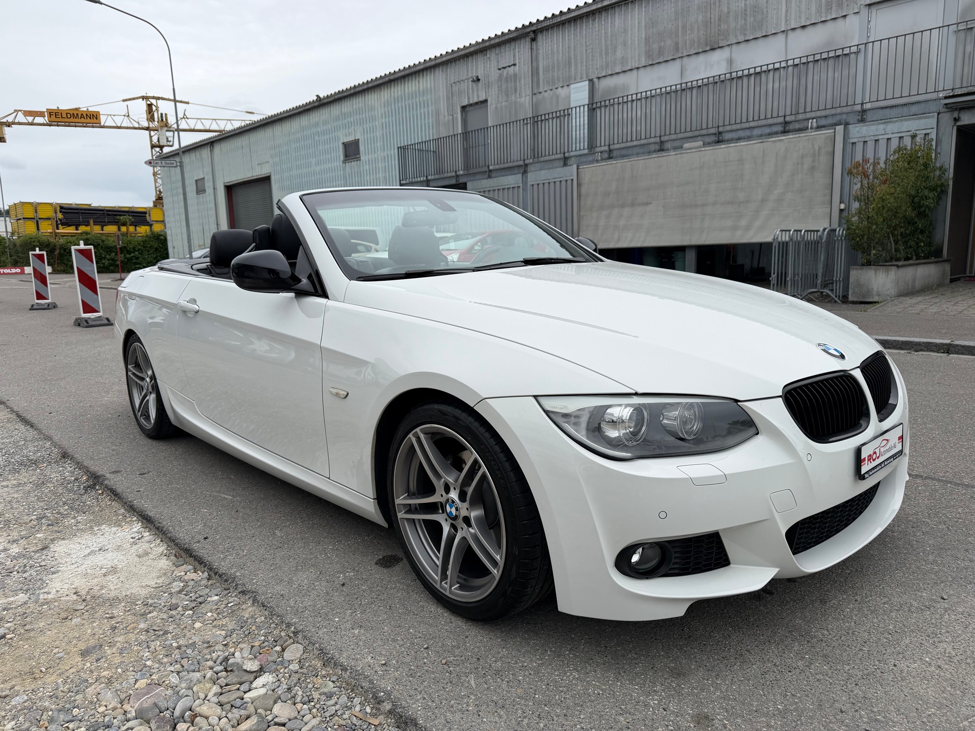 BMW 320i Cabriolet-image-11