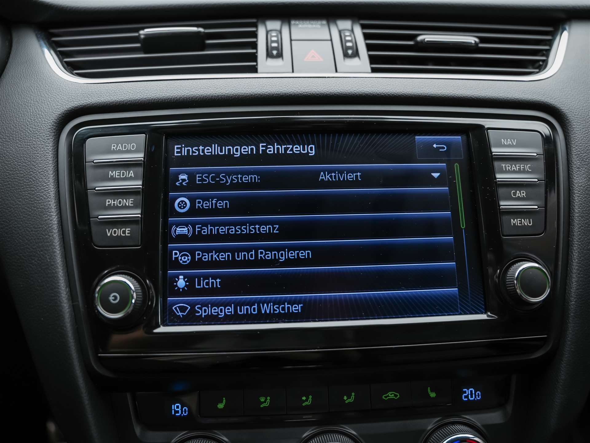 SKODA Octavia Combi 2.0 TDI RS DSG *Abstandsregler* El. Sitze mit Memory* Sitzheizung*-image-32