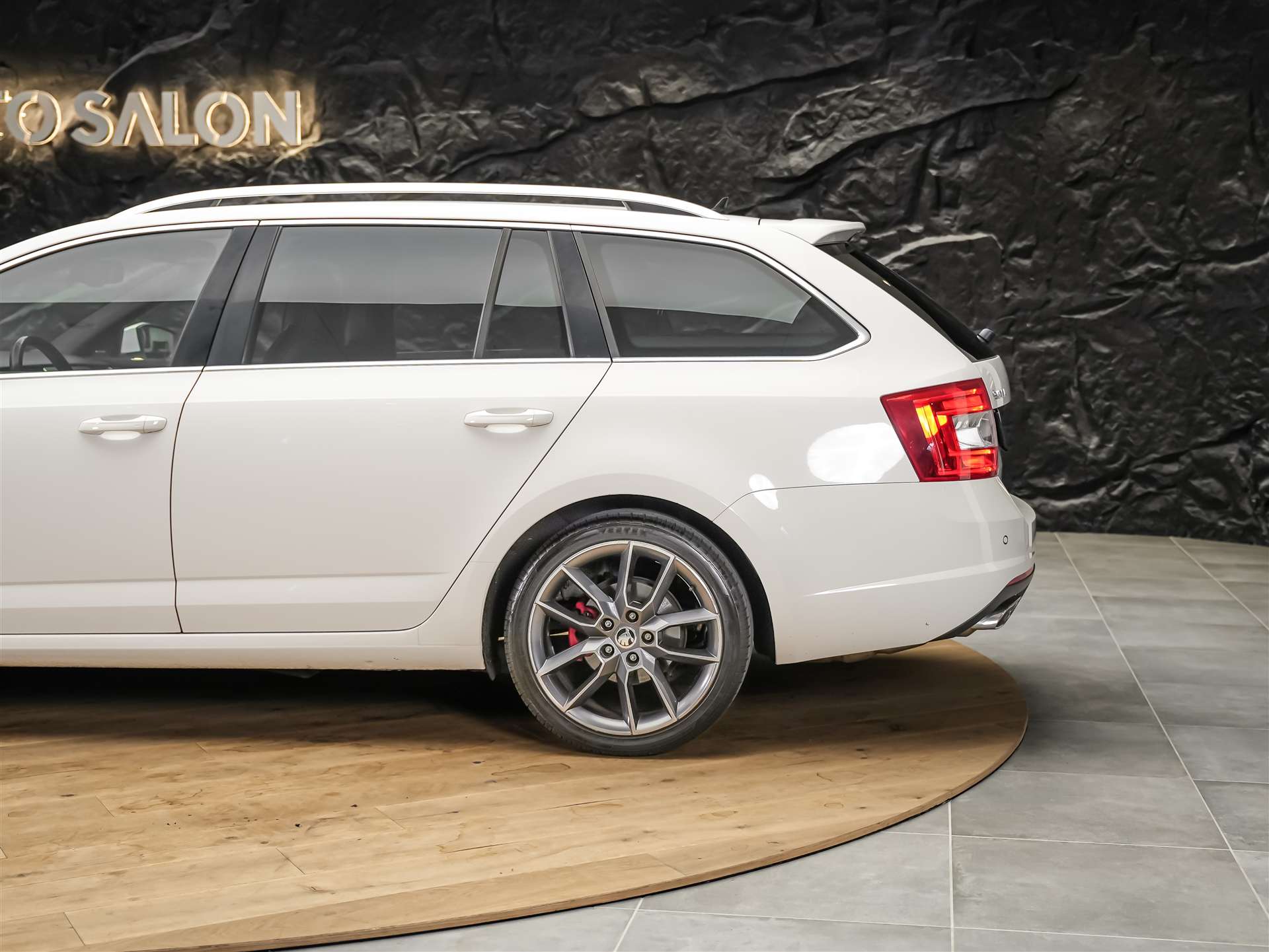 SKODA Octavia Combi 2.0 TDI RS DSG *Abstandsregler* El. Sitze mit Memory* Sitzheizung*-image-16