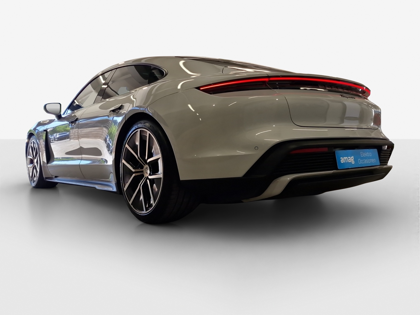 PORSCHE Taycan 104kWh-showroom-element-3