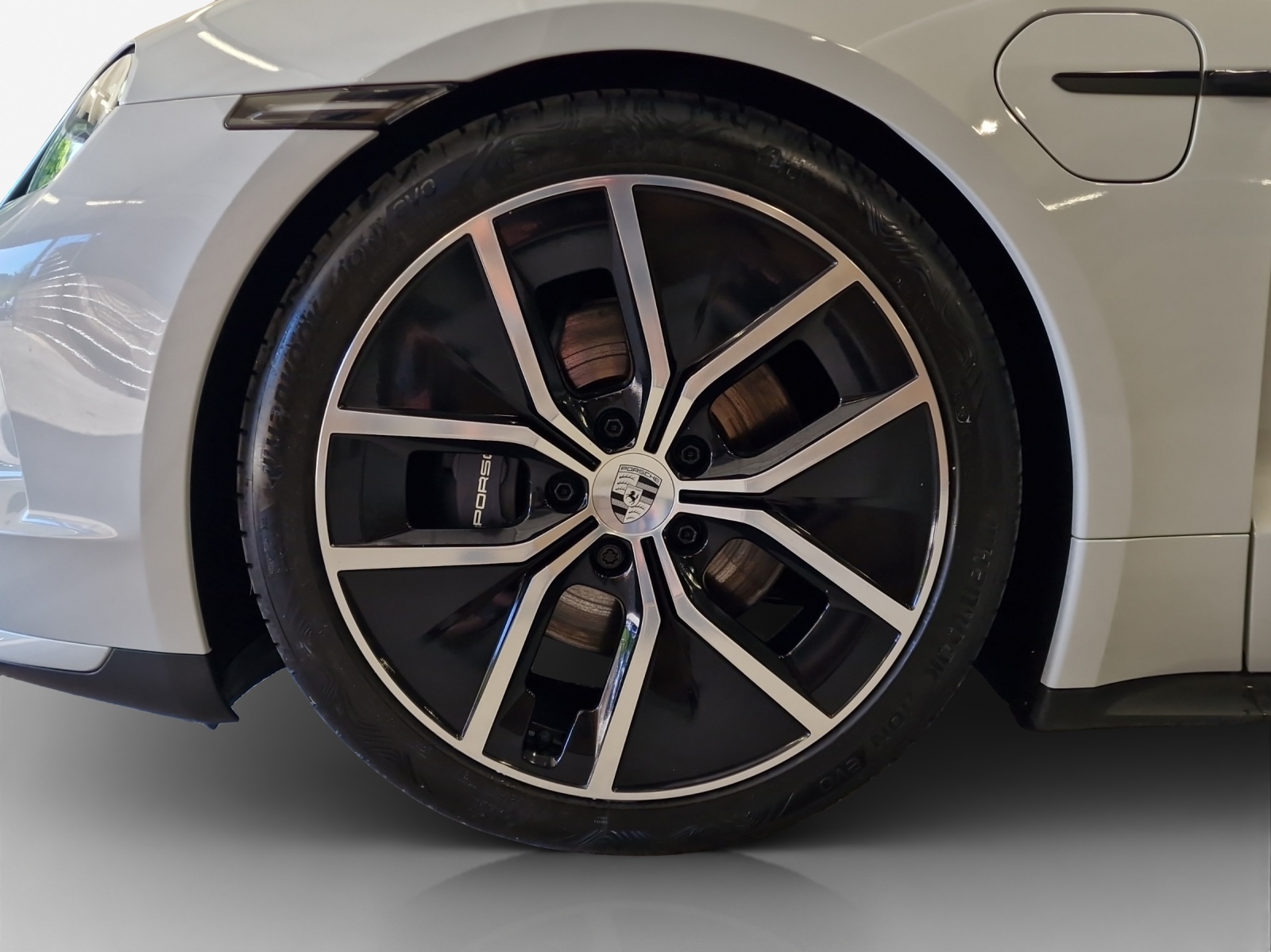 PORSCHE Taycan 104kWh-showroom-element-2