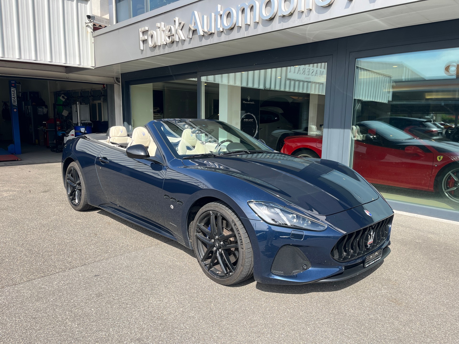 MASERATI GranCabrio Sport-showroom-element-2