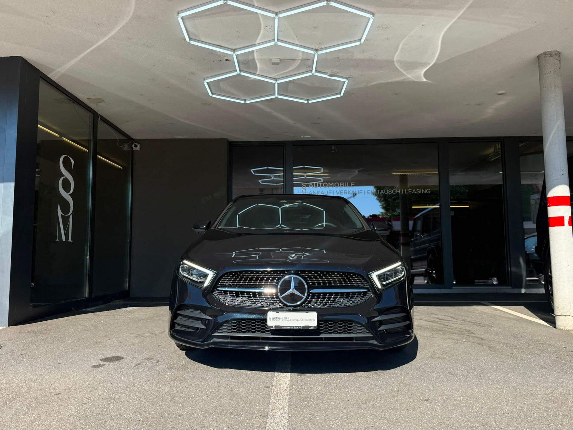 MERCEDES-BENZ A 200 AMG Line *Distronic* *Pano Dach* *Burmester* *Gratis Service* 7G-DCT-showroom-element-1