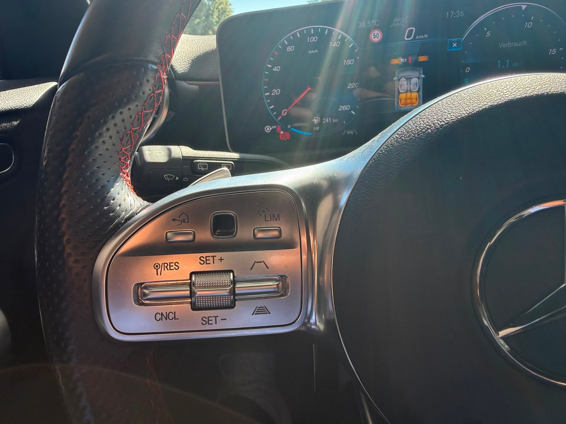 MERCEDES-BENZ A 200 AMG Line *Distronic* *Pano Dach* *Burmester* *Gratis Service* 7G-DCT-image-25