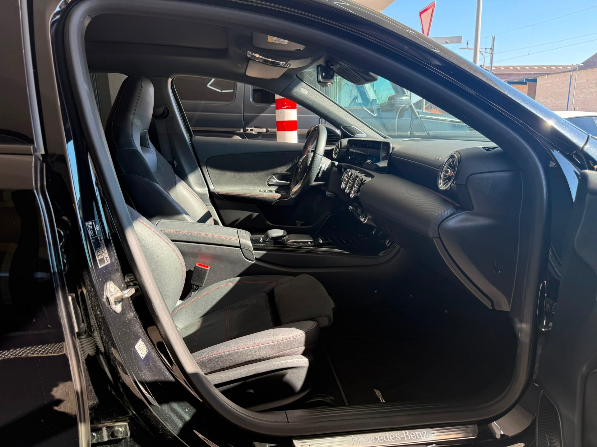 MERCEDES-BENZ A 200 AMG Line *Distronic* *Pano Dach* *Burmester* *Gratis Service* 7G-DCT-image-16
