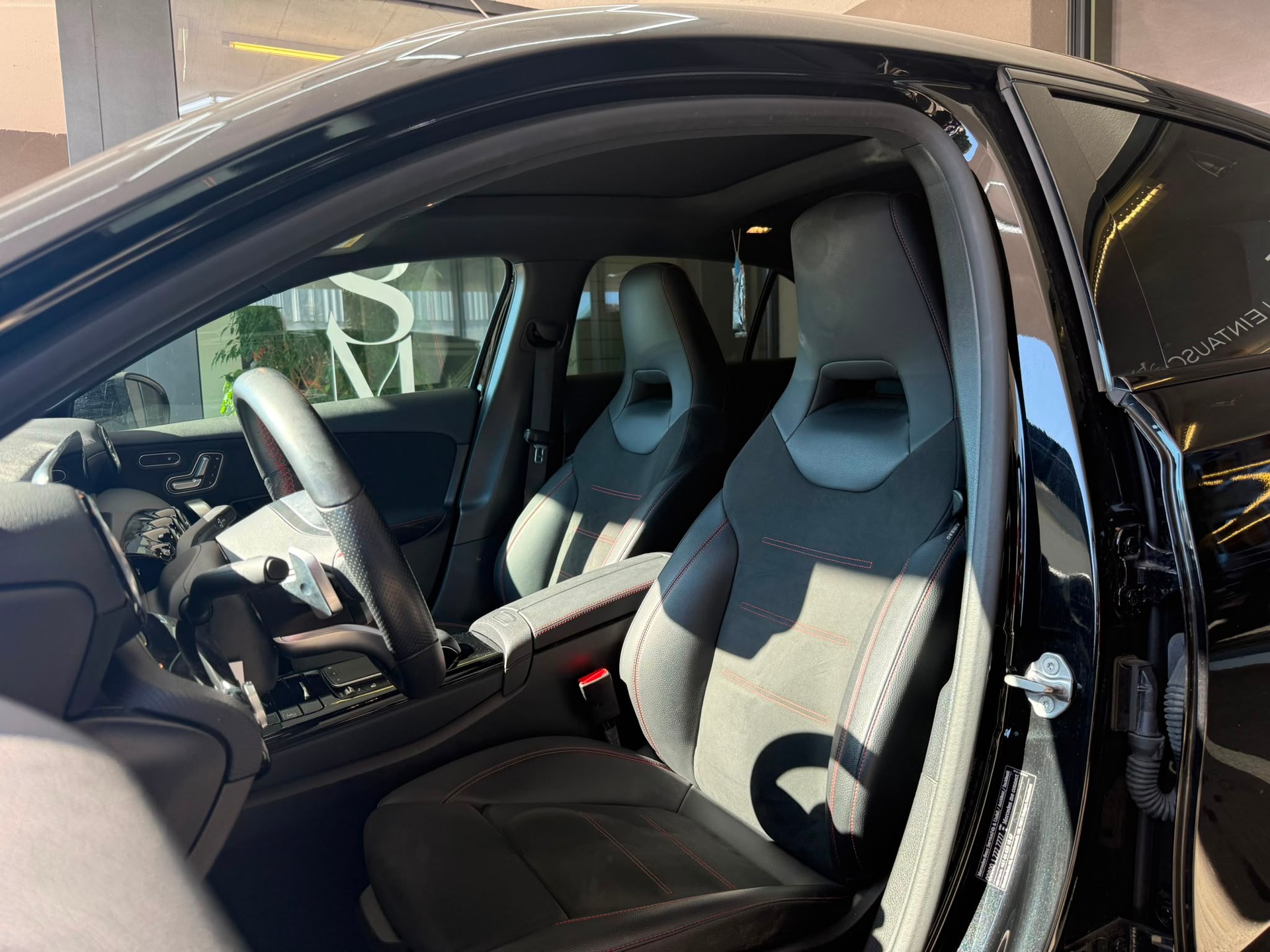 MERCEDES-BENZ A 200 AMG Line *Distronic* *Pano Dach* *Burmester* *Gratis Service* 7G-DCT-image-11