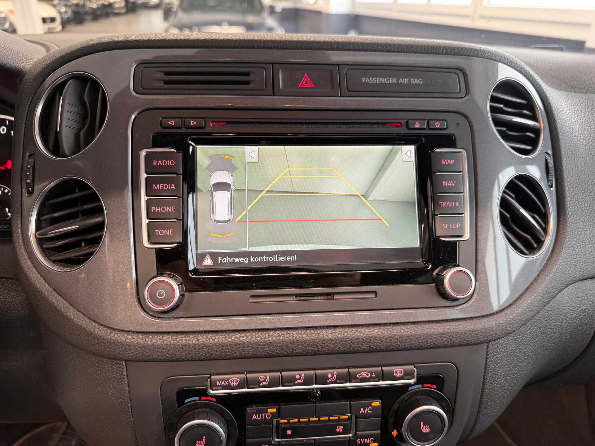 VW Tiguan 2.0 TDI BlueMotion R Line Track&Style 4Motion DSG-image-10