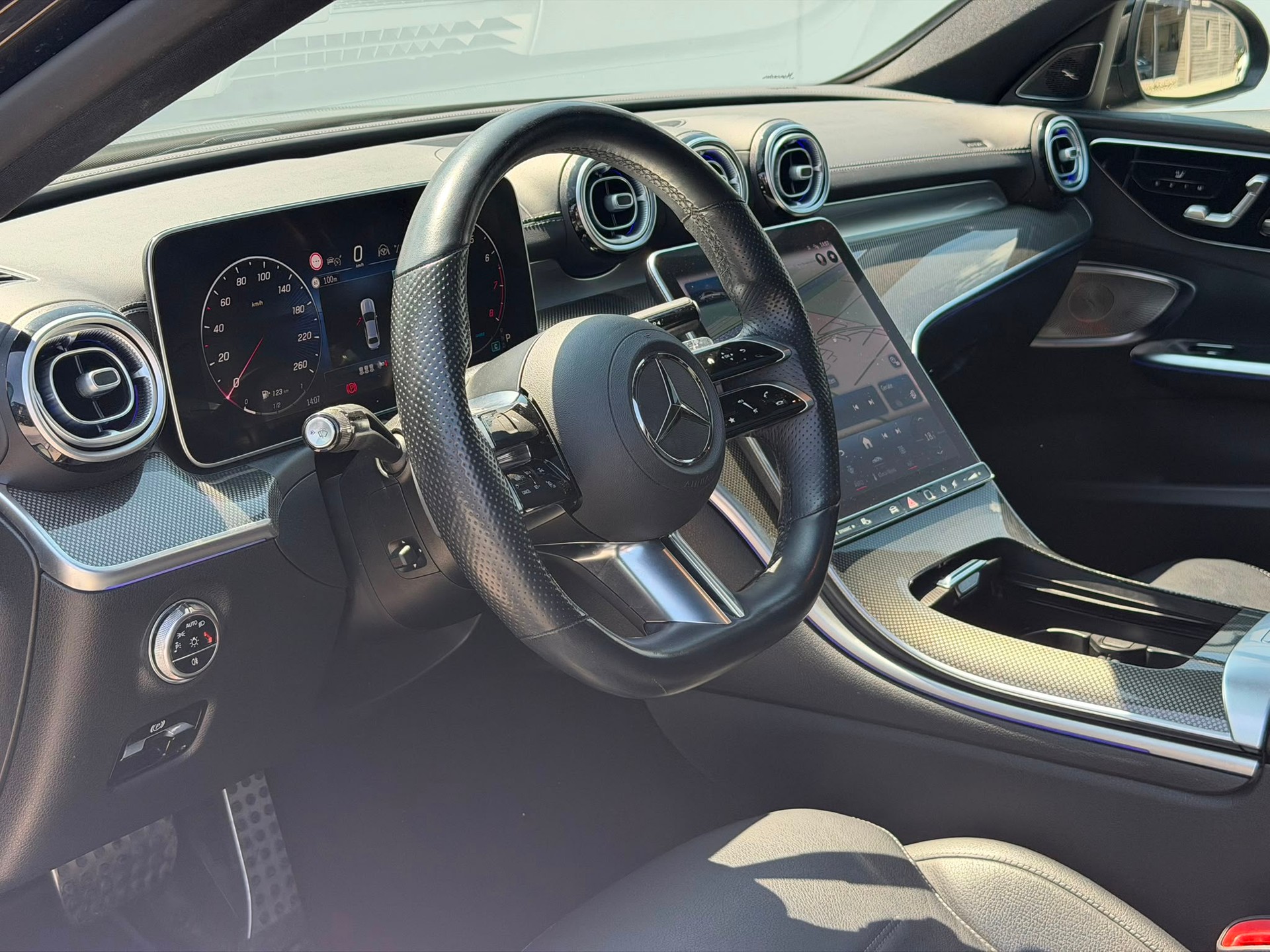 MERCEDES-BENZ C 300 4Matic AMG Line-image-8