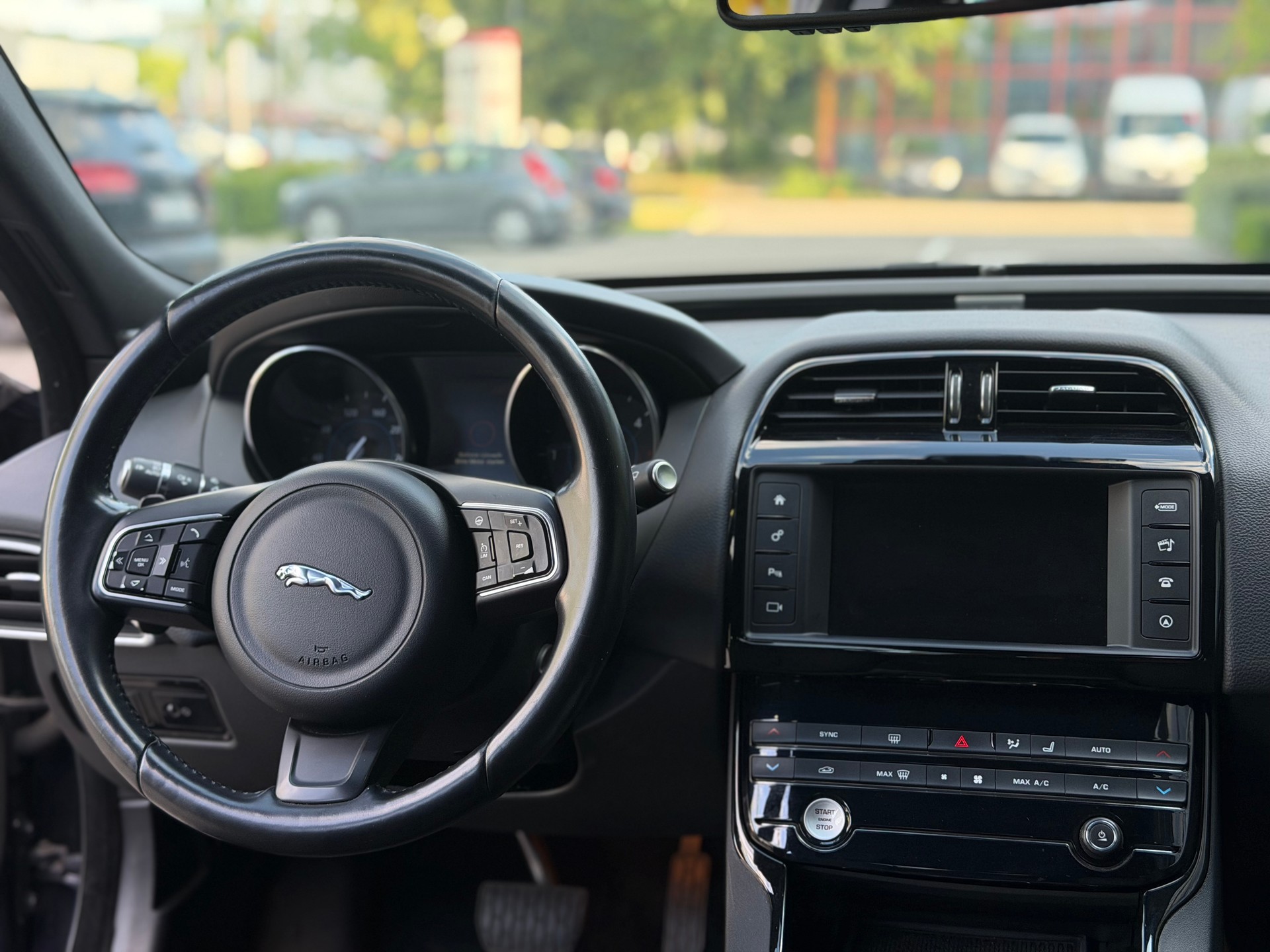 JAGUAR XE 20d Pure Automat-image-9