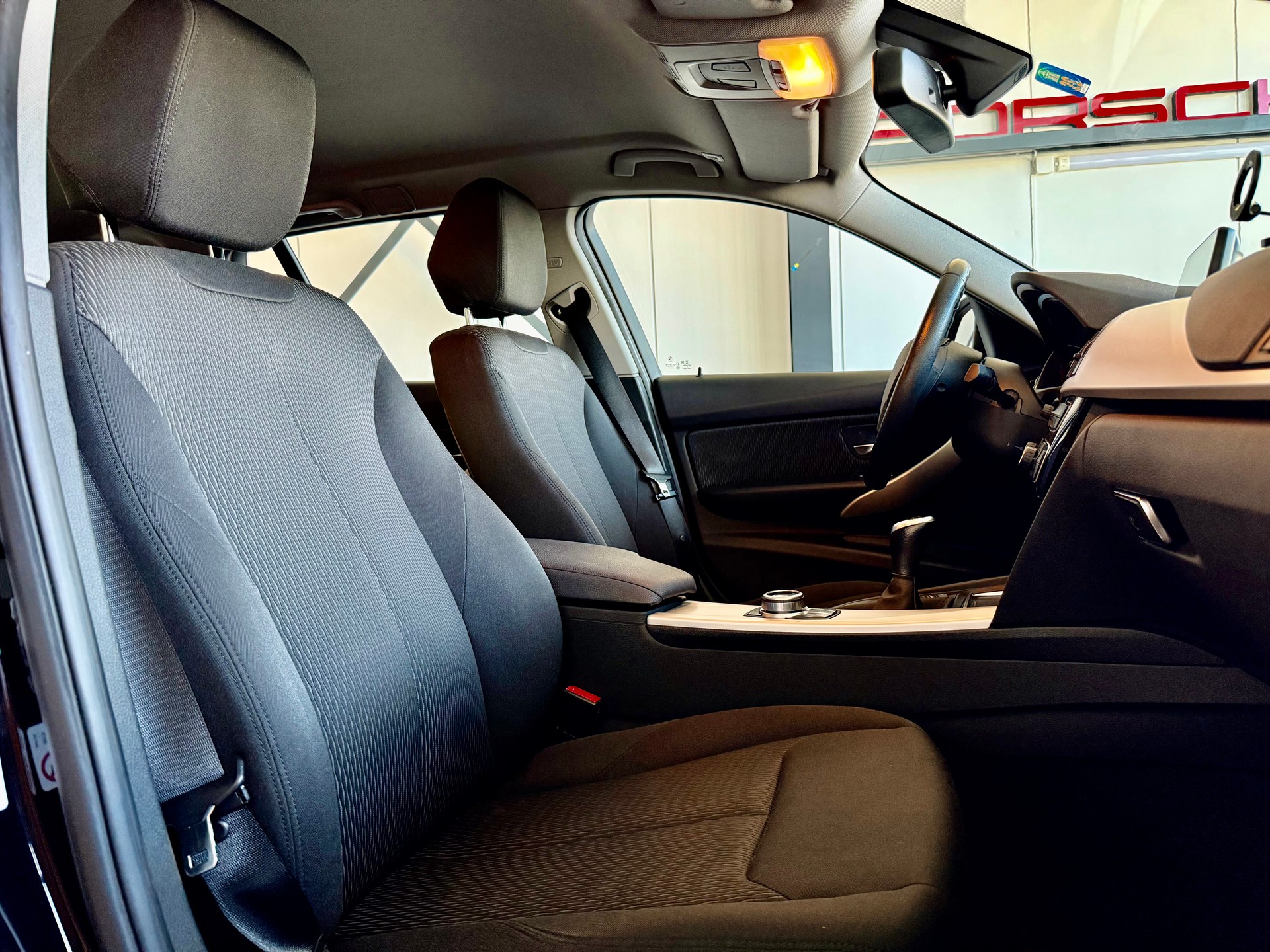 BMW 316d Sport Touring Business Line-image-8