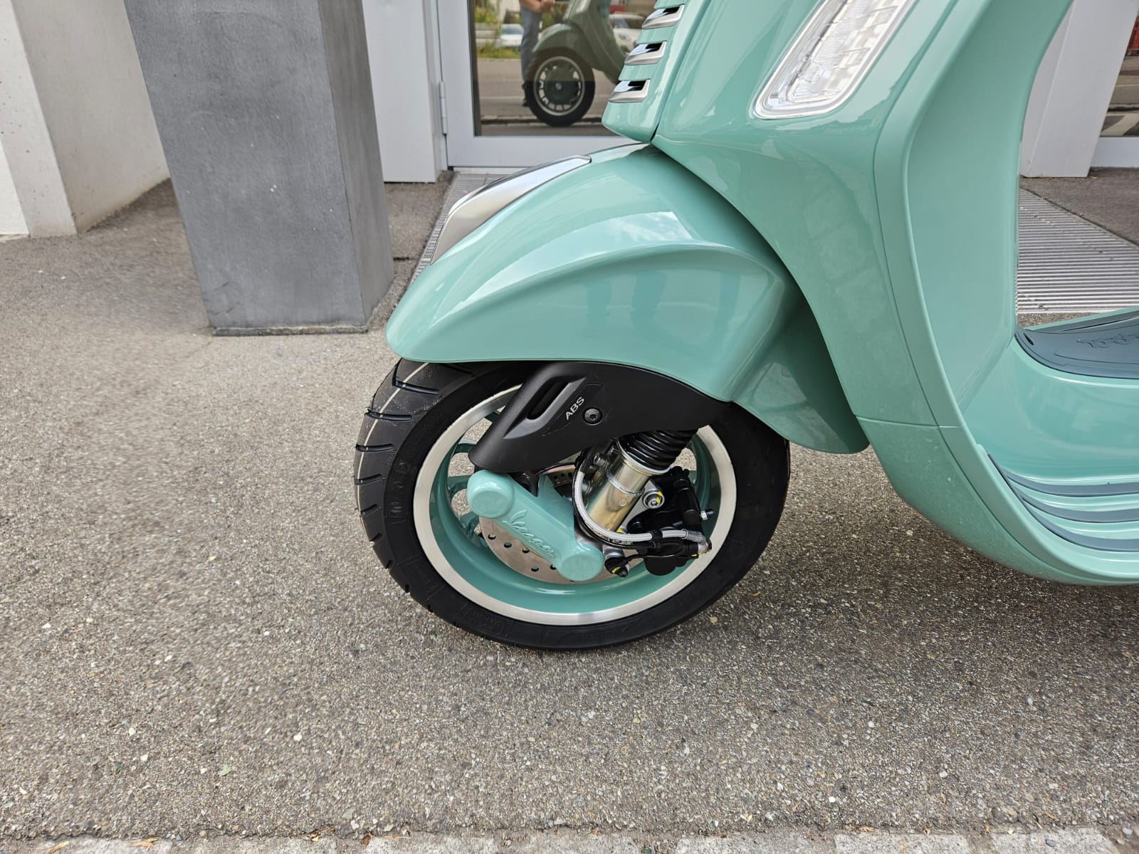 PIAGGIO Primavera 125 E5+ 80th-showroom-element-3