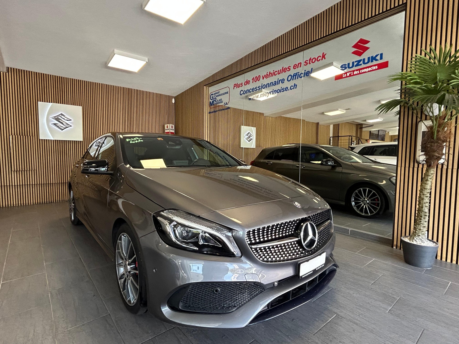 MERCEDES-BENZ A 250 AMG Line 4m-showroom-element-1