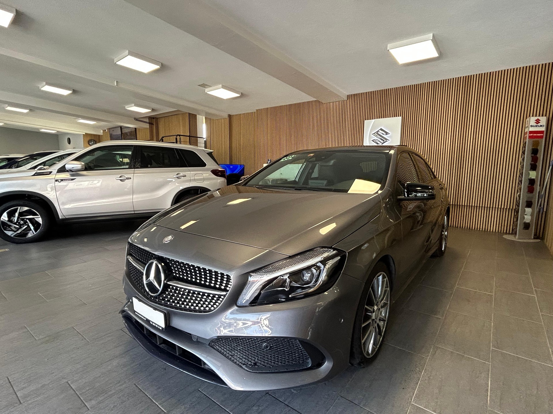 MERCEDES-BENZ A 250 AMG Line 4m-showroom-element-3